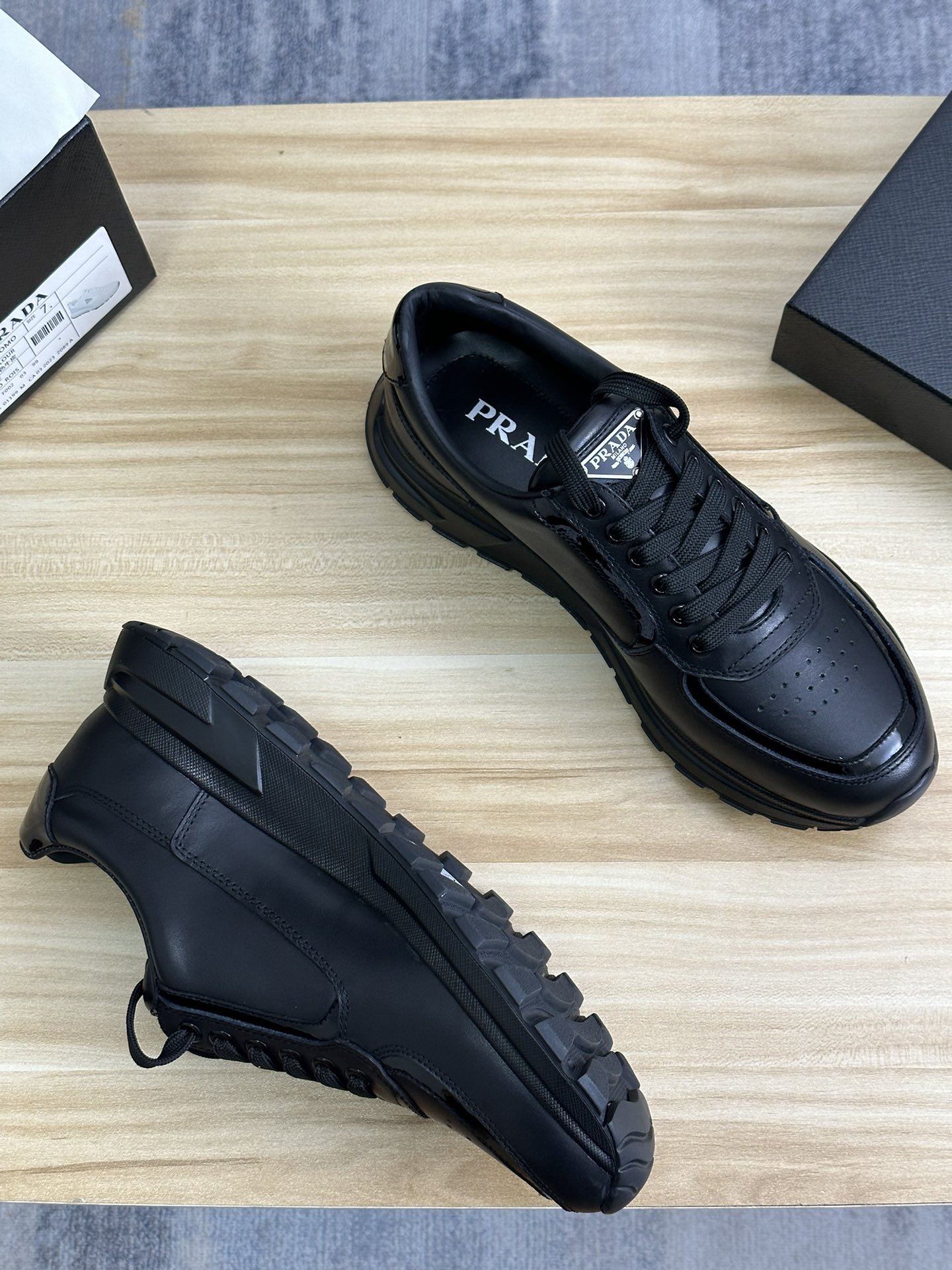 2024 últimos modelos de envío prada / Prada versión italiana buque insignia de la tienda, ltaly en e