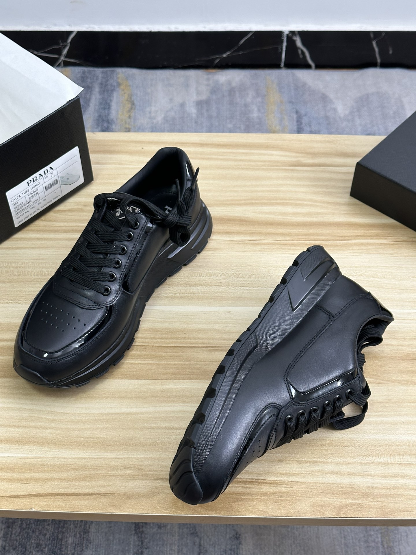 2024 últimos modelos de envío prada / Prada versión italiana buque insignia de la tienda, ltaly en e