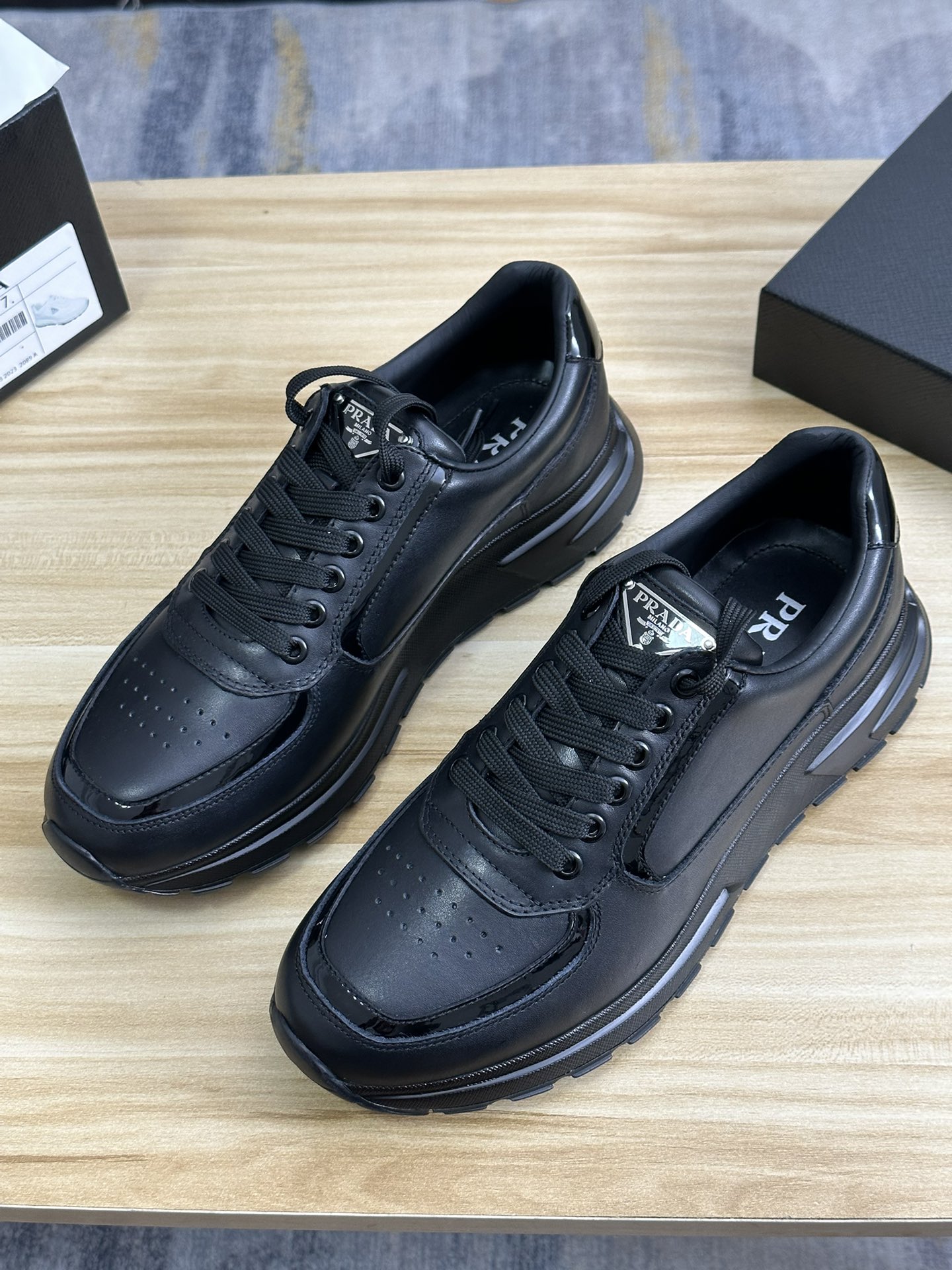 2024 últimos modelos de envío prada / Prada versión italiana buque insignia de la tienda, ltaly en e