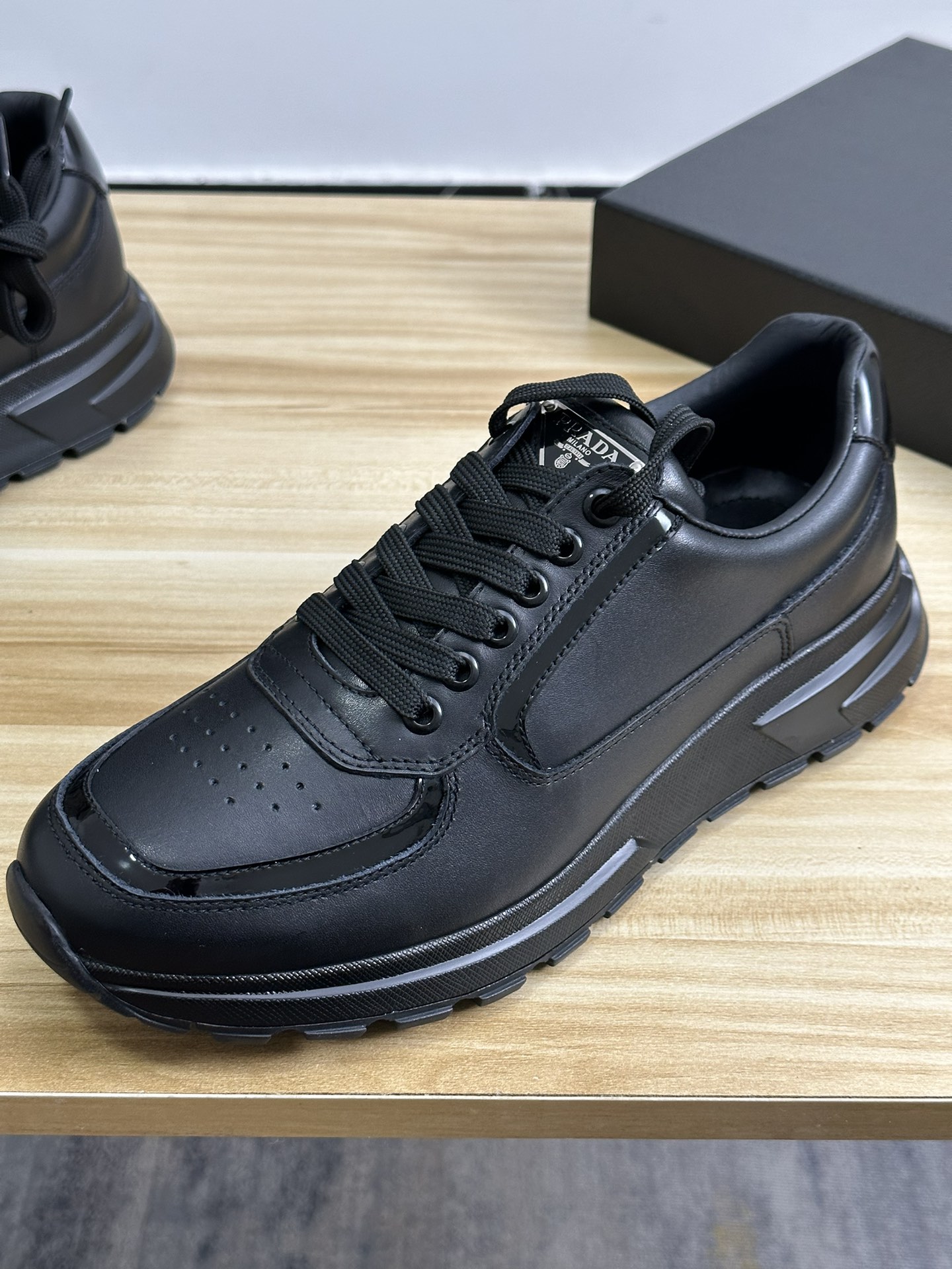 2024 últimos modelos de envío prada / Prada versión italiana buque insignia de la tienda, ltaly en e