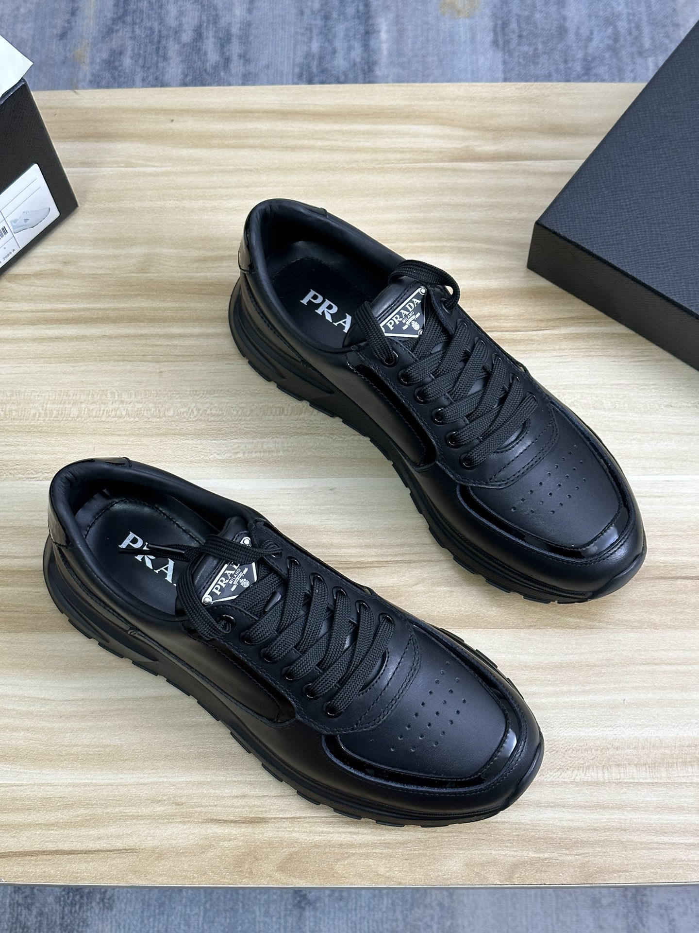 2024 últimos modelos de envío prada / Prada versión italiana buque insignia de la tienda, ltaly en e