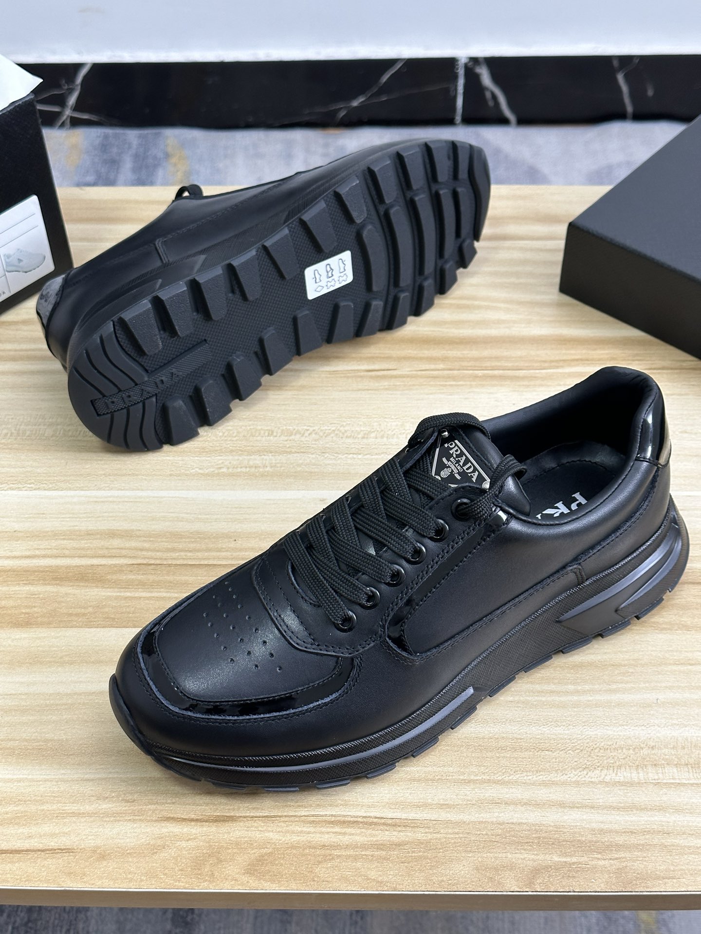 2024 últimos modelos de envío prada / Prada versión italiana buque insignia de la tienda, ltaly en e
