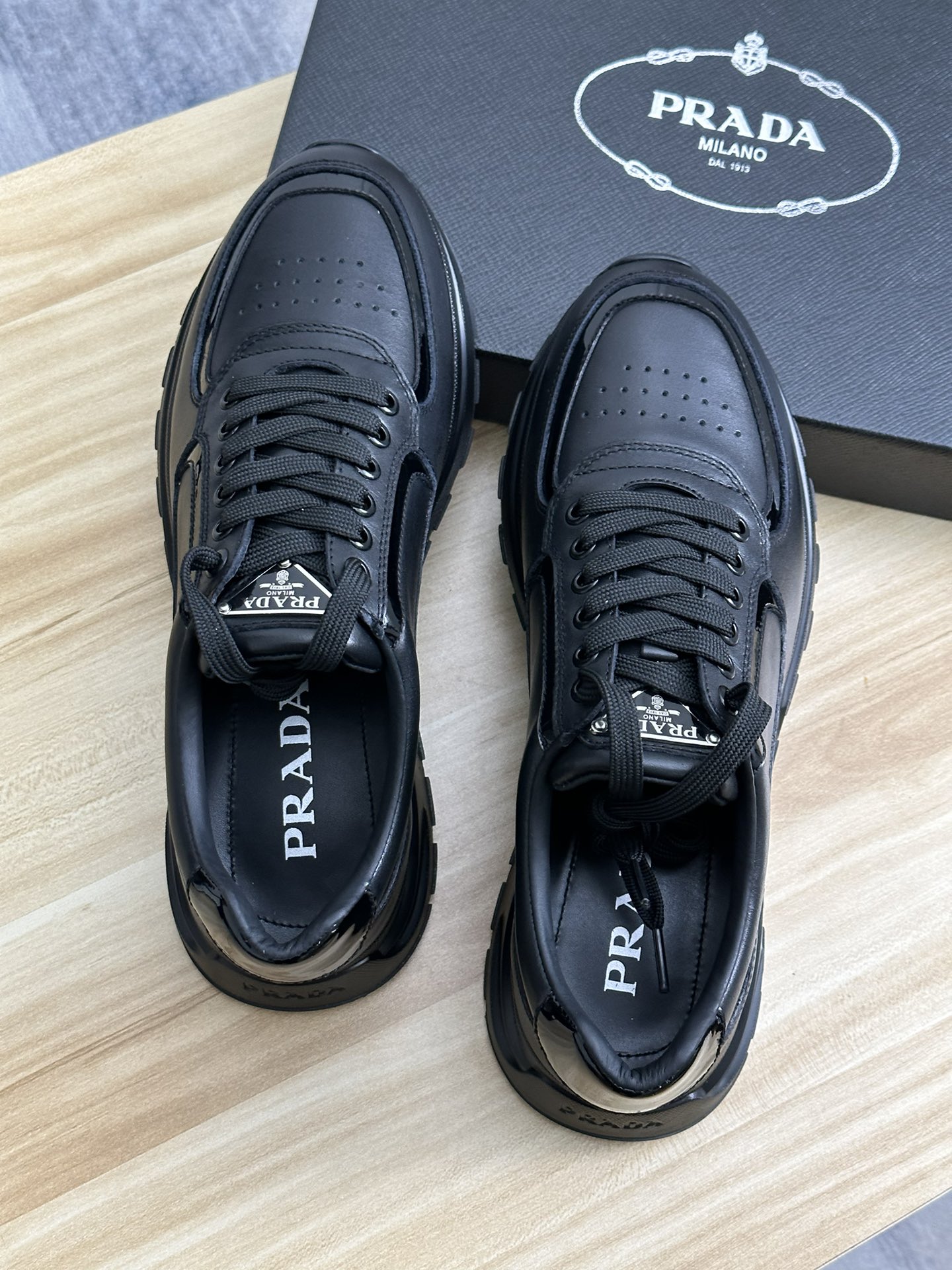 2024 últimos modelos de envío prada / Prada versión italiana buque insignia de la tienda, ltaly en e