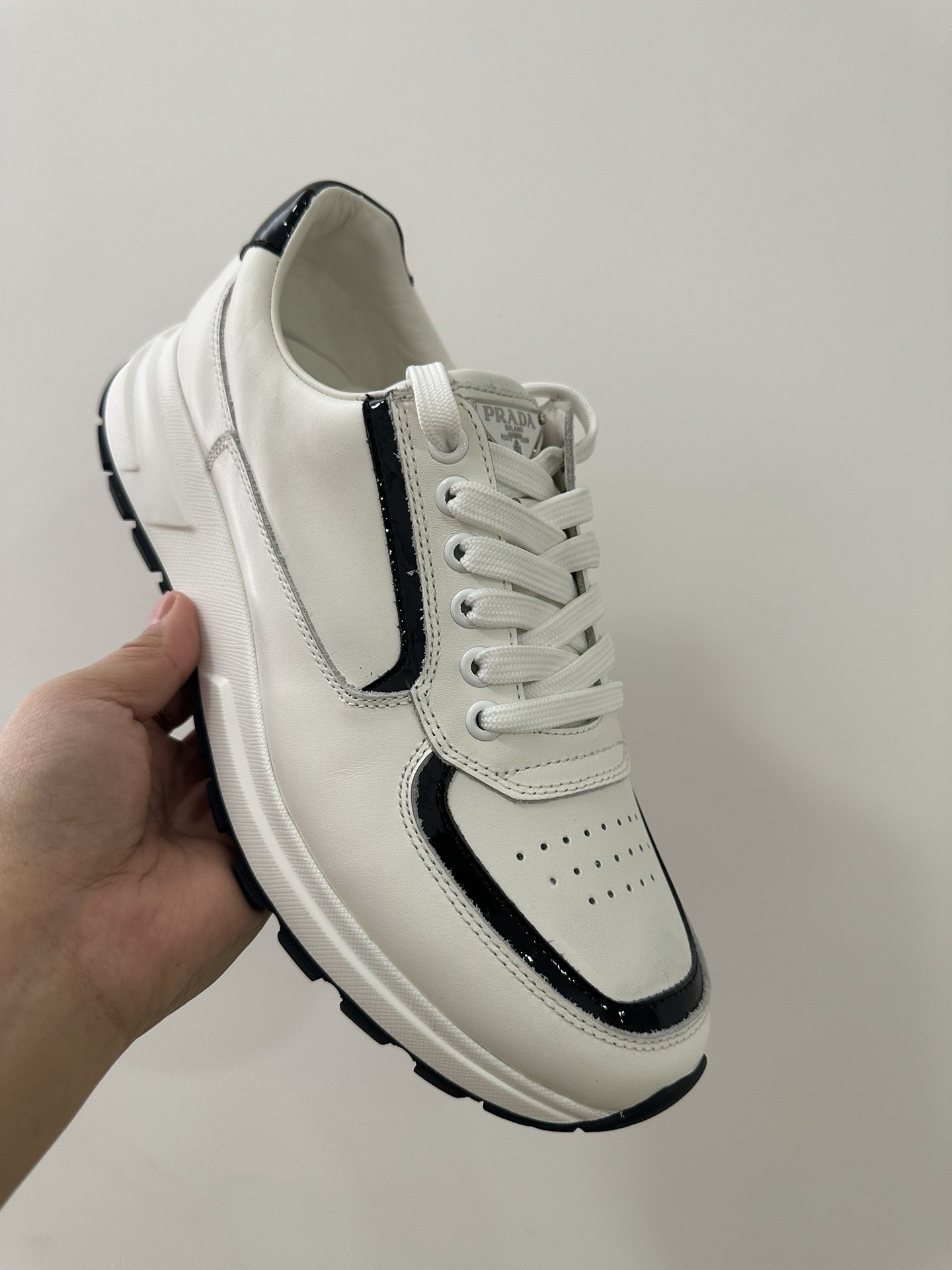 2024 últimos modelos de envío prada / Prada versión italiana buque insignia de la tienda, ltaly en e