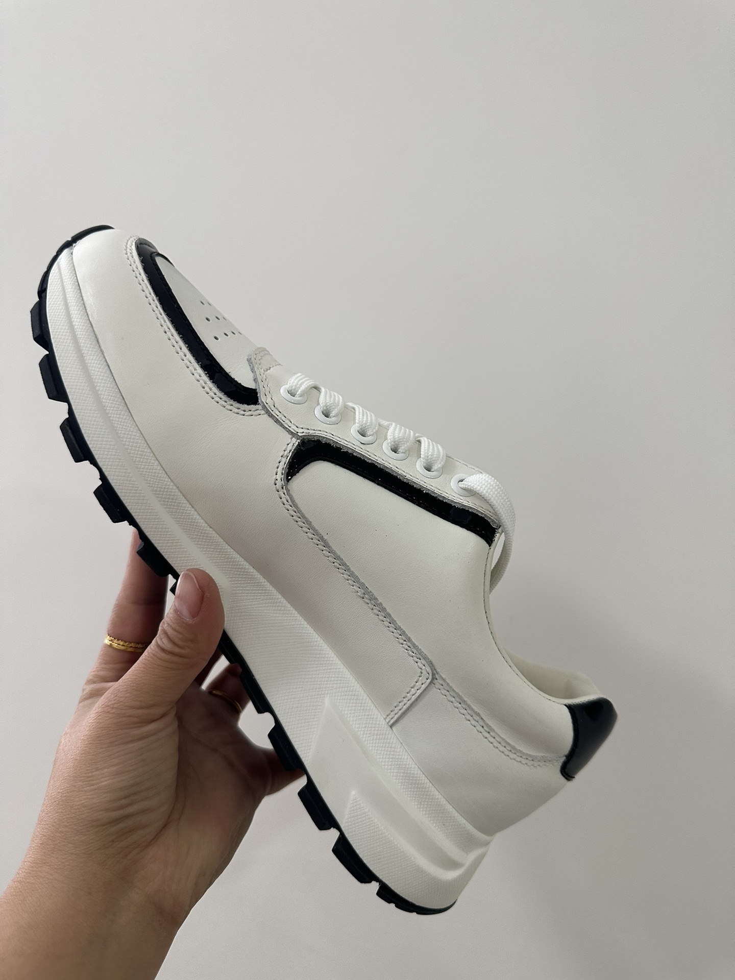 2024 últimos modelos de envío prada / Prada versión italiana buque insignia de la tienda, ltaly en e