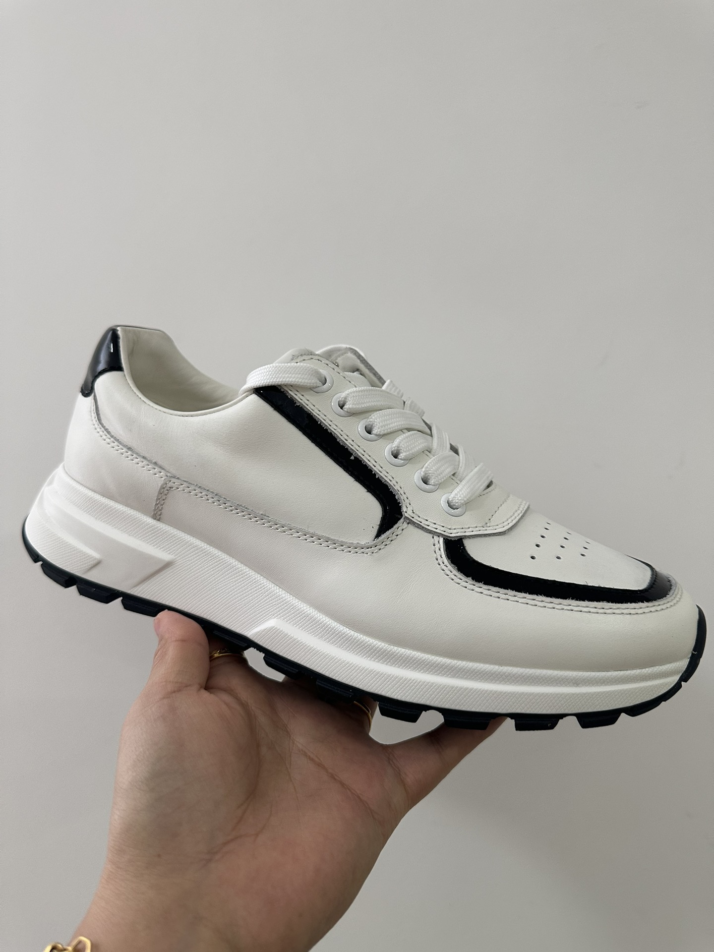2024 últimos modelos de envío prada / Prada versión italiana buque insignia de la tienda, ltaly en e