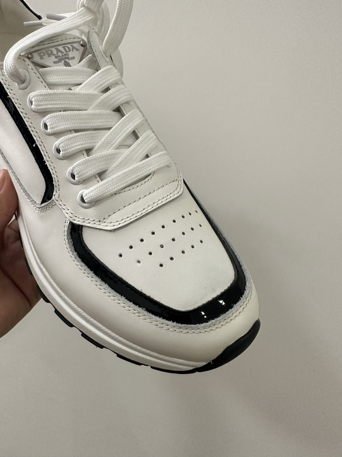 2024 últimos modelos de envío prada / Prada versión italiana buque insignia de la tienda, ltaly en e