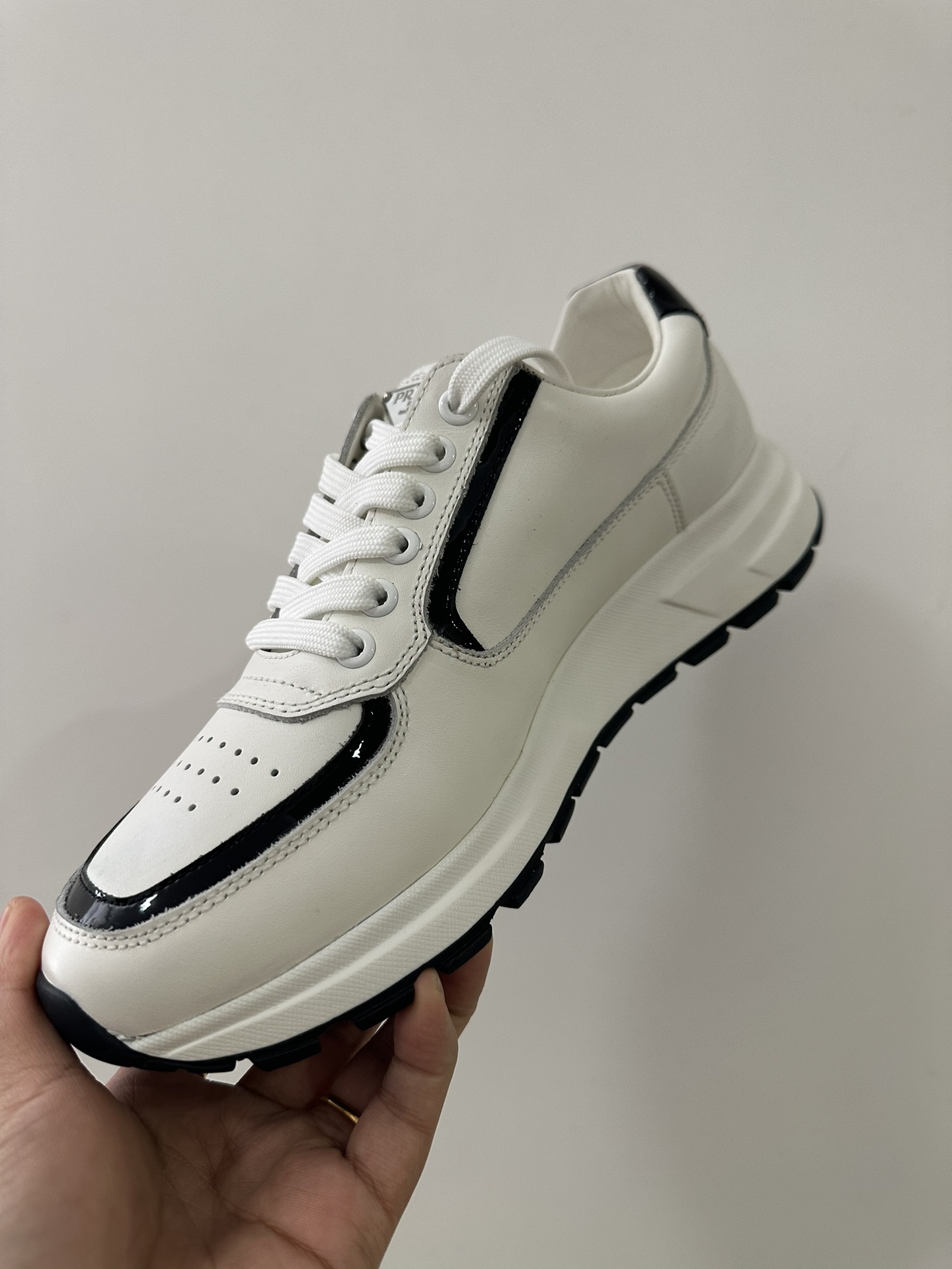 2024 últimos modelos de envío prada / Prada versión italiana buque insignia de la tienda, ltaly en e