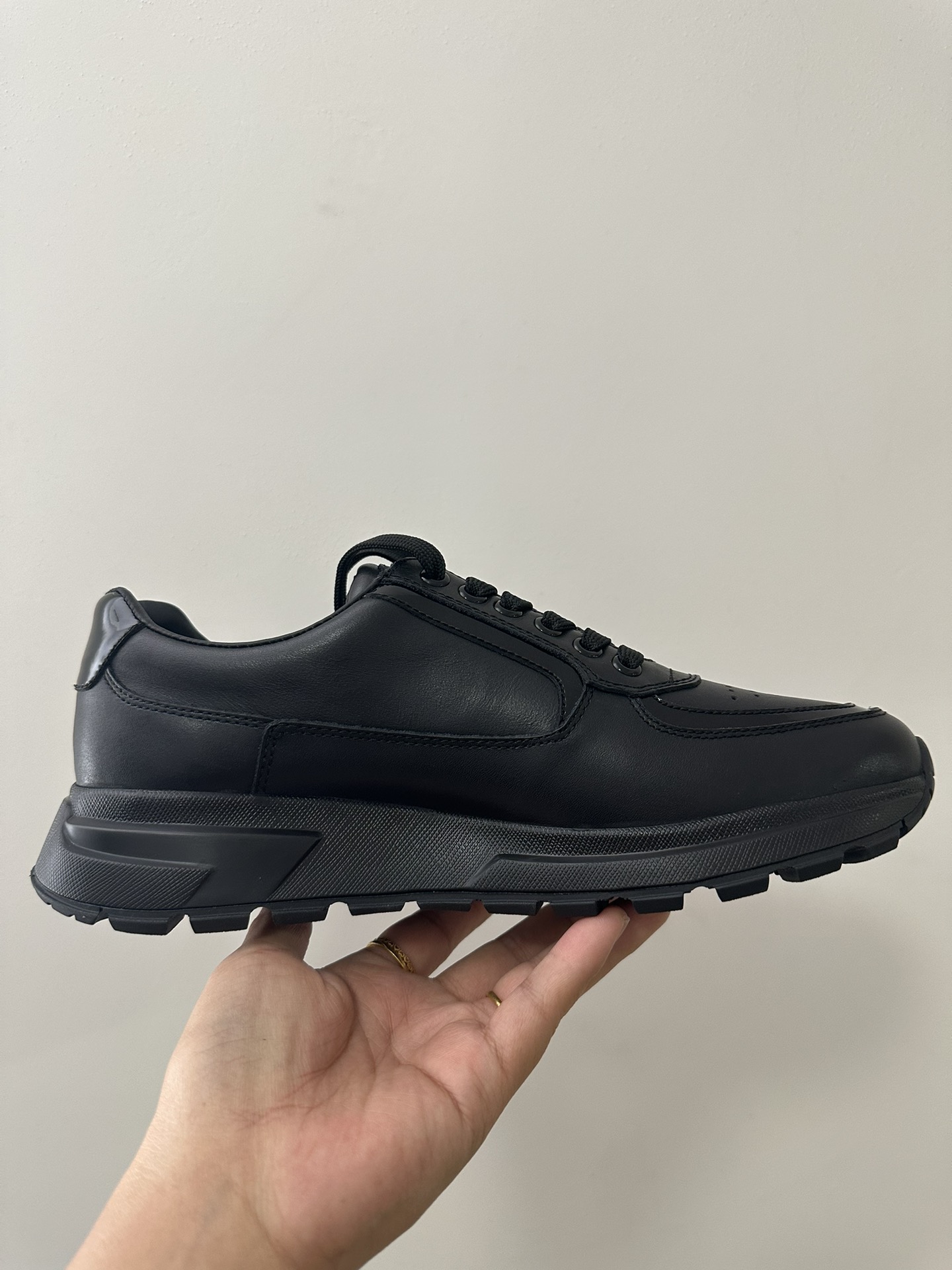 2024 últimos modelos de envío prada / Prada versión italiana buque insignia de la tienda, ltaly en e