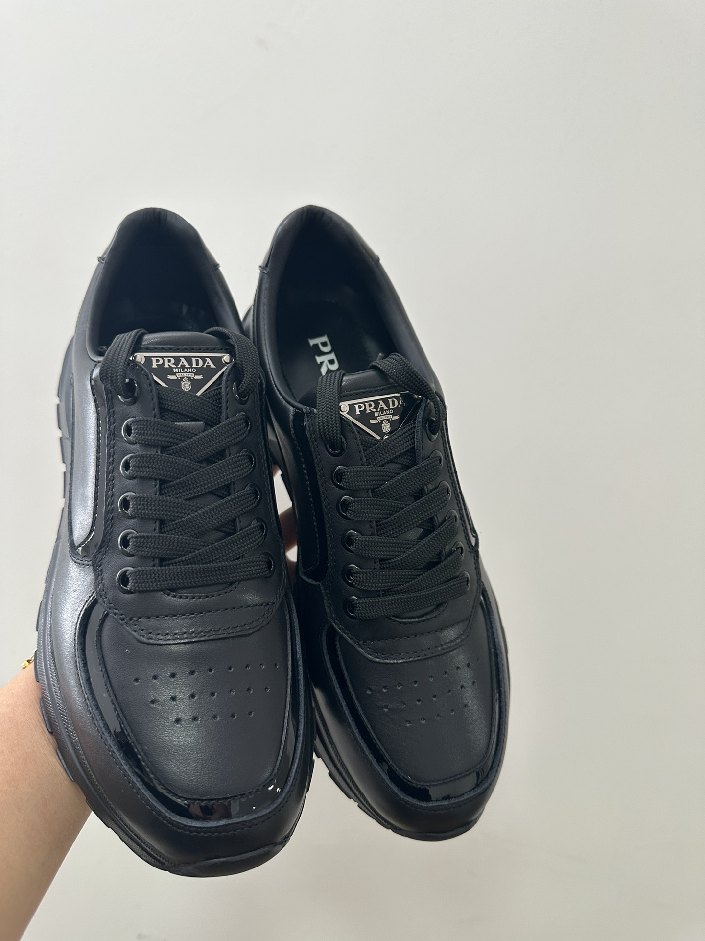 2024 últimos modelos de envío prada / Prada versión italiana buque insignia de la tienda, ltaly en e