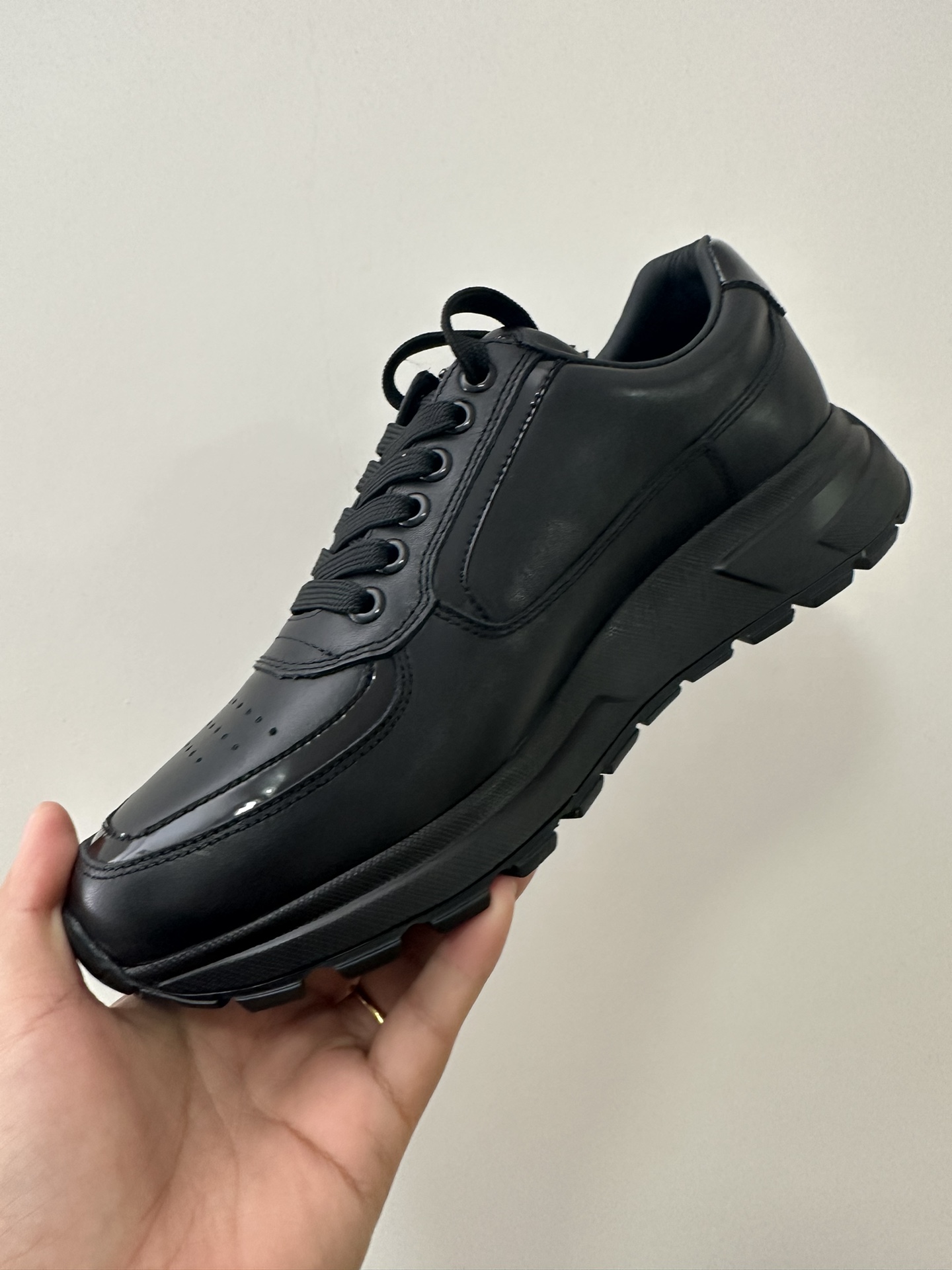 2024 últimos modelos de envío prada / Prada versión italiana buque insignia de la tienda, ltaly en e
