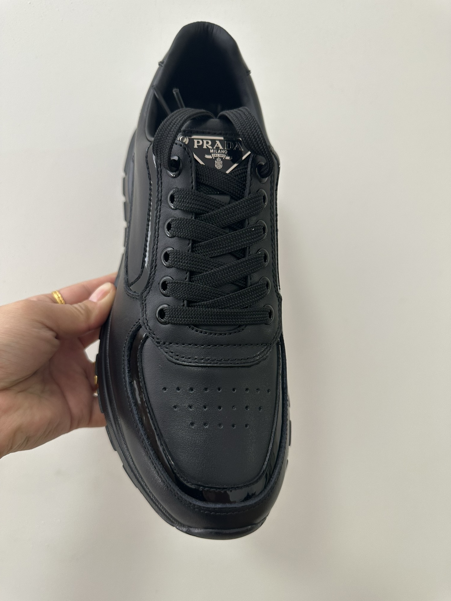 2024 últimos modelos de envío prada / Prada versión italiana buque insignia de la tienda, ltaly en e