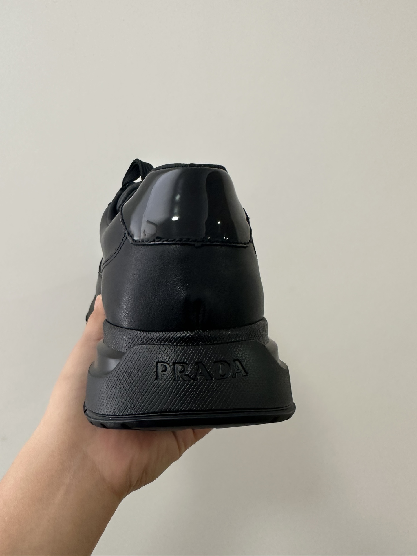 2024 últimos modelos de envío prada / Prada versión italiana buque insignia de la tienda, ltaly en e