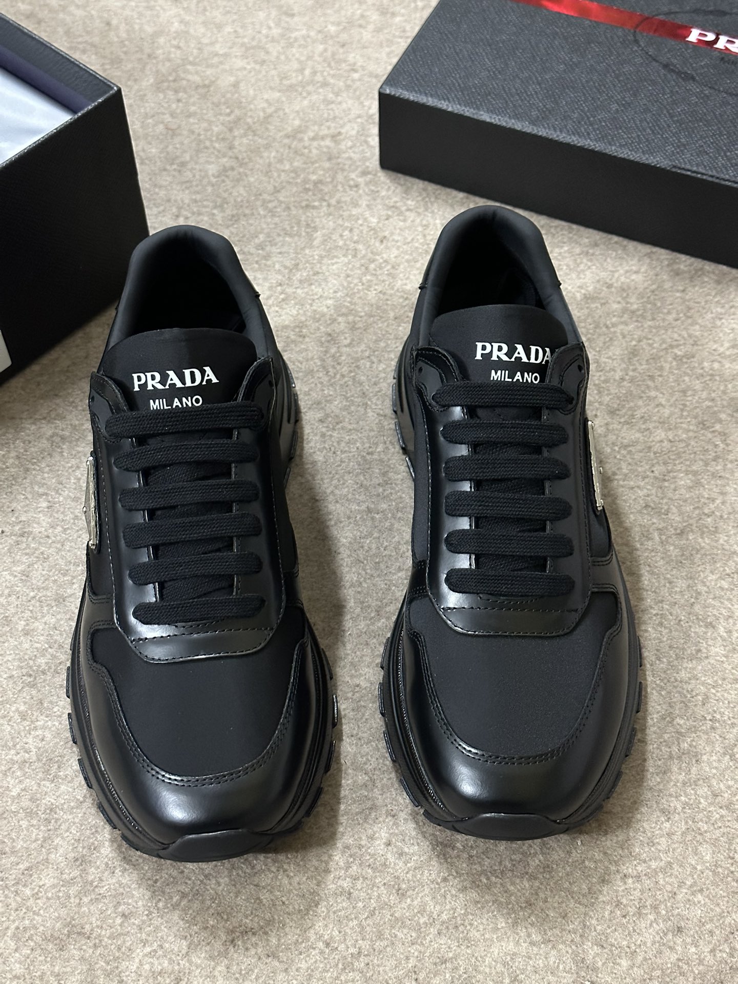 NO:273343,PRADA's latest updated sneakers combine elegant creative designs and typical materials from the Prada series. The shoe body is made of innovative Re-Nylon recycled nylon and glossy leather made of marine plastic recycling. A triangle logo with a novel sporty style embellishes the sides, highlighting the brand's characteristics. The tread pattern rubber sole gives the silhouette a mix and match. The upper enamel triangle logo tongue Prada Milano screen printed logo Lightweight rubber sole with serrated edge strips Sole 4.5 cm thick removable leather-covered insole size 39-44 sizes on sale in stock, prada, sneakers19860909PRADA 最新款更新运动鞋融优雅的创意设计以及Prada系列典型的材质于一身.鞋身采用海洋塑料回收物所制的创新性Re-Nylon再生尼龙和亮面皮革打造.蕴含新颖运动格调的三角形徽标点缀侧面,彰显品牌特色.胎面花纹橡胶厚底赋予廓形混搭魅力. 鞋面珐琅三角形徽标 鞋舌Prada Milano丝网印刷徽标 轻质橡胶鞋底,配锯齿状沿条 鞋底厚4.5厘米可拆卸皮革包覆内底 39-44码现货发售现货发售,,prada,sneakers,Men's shoes