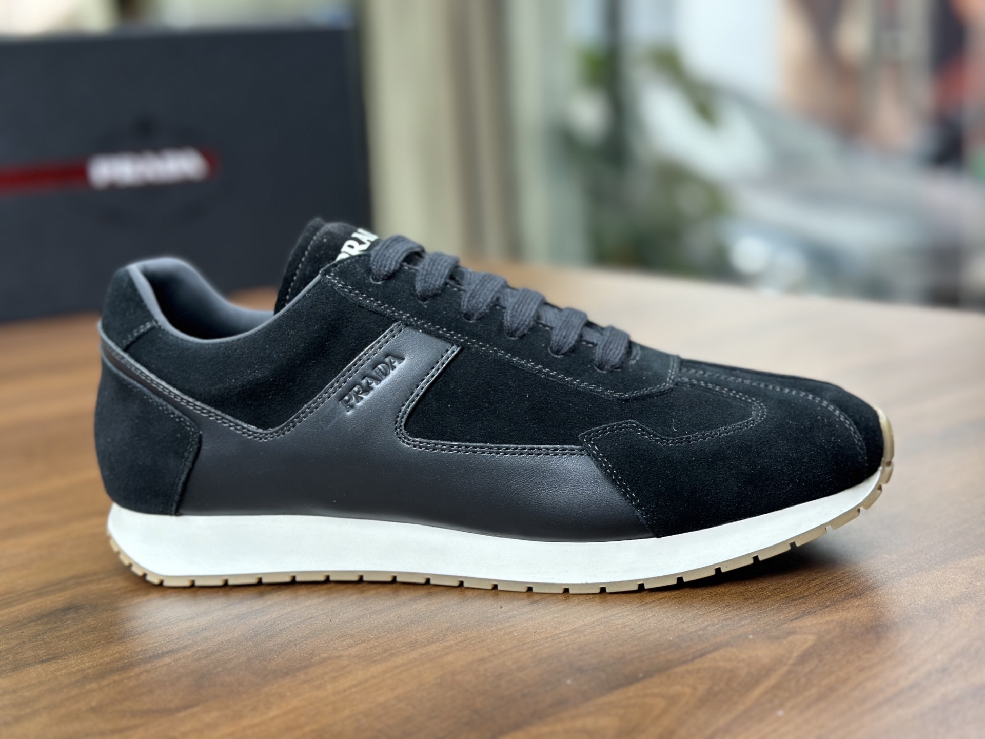 NO:278638,PRADA New Men's Suede Leather Sneakers This sneaker is made of suede cowhide leather. The enamel triangle logo on the side of the shoe exudes a new sporty vitality, attracting attention on the side of the shoe. The tongue is decorated with the Prada Milano silk screen printed logo, paired with a 4cm light notched edge rubber thick sole, full cowhide inner lining, silver-label cowhide foot pads, making the overall silhouette full of unique mix and match charm. With a full set of original packaging!  Size 39-40-41-42-43-44 Standard leather shoe size, prada, prada, sneakers, cowhide19860909PRADA普拉达 新款男士绒面皮革运动鞋 这款运动鞋采用绒面牛皮革打造,鞋侧涂珐琅三角形徽标焕发出新的运动活力,在鞋侧引人注目,鞋舌饰有Prada Milano丝网印花徽标,搭配4cm轻盈凹口沿条橡胶厚底,全牛皮内里,银标牛皮垫脚加持,使整体廓形充满独特的混搭魅力.配全套原包装！ 尺码39-40-41-42-43-44 标准皮鞋码,,prada,prada,sneakers,cowhide,Men's shoes