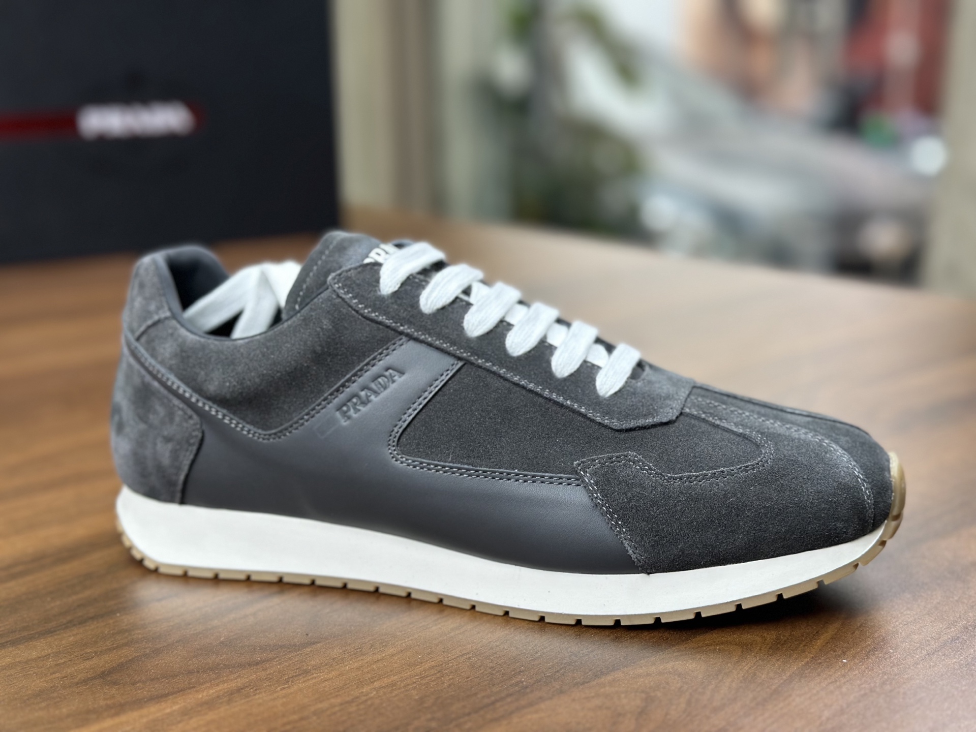 NO:278643,PRADA New Men's Suede Leather Sneakers This sneaker is made of suede cowhide leather. The enamel triangle logo on the side of the shoe exudes a new sporty vitality, attracting attention on the side of the shoe. The tongue is decorated with the Prada Milano silk screen printed logo, paired with a 4cm light notched edge rubber thick sole, full cowhide inner lining, silver-label cowhide foot pads, making the overall silhouette full of unique mix and match charm. With a full set of original packaging!  Size 39-40-41-42-43-44 Standard leather shoe size, prada, prada, sneakers, cowhide19860909PRADA普拉达 新款男士绒面皮革运动鞋 这款运动鞋采用绒面牛皮革打造,鞋侧涂珐琅三角形徽标焕发出新的运动活力,在鞋侧引人注目,鞋舌饰有Prada Milano丝网印花徽标,搭配4cm轻盈凹口沿条橡胶厚底,全牛皮内里,银标牛皮垫脚加持,使整体廓形充满独特的混搭魅力.配全套原包装！ 尺码39-40-41-42-43-44 标准皮鞋码,,prada,prada,sneakers,cowhide,Men's shoes