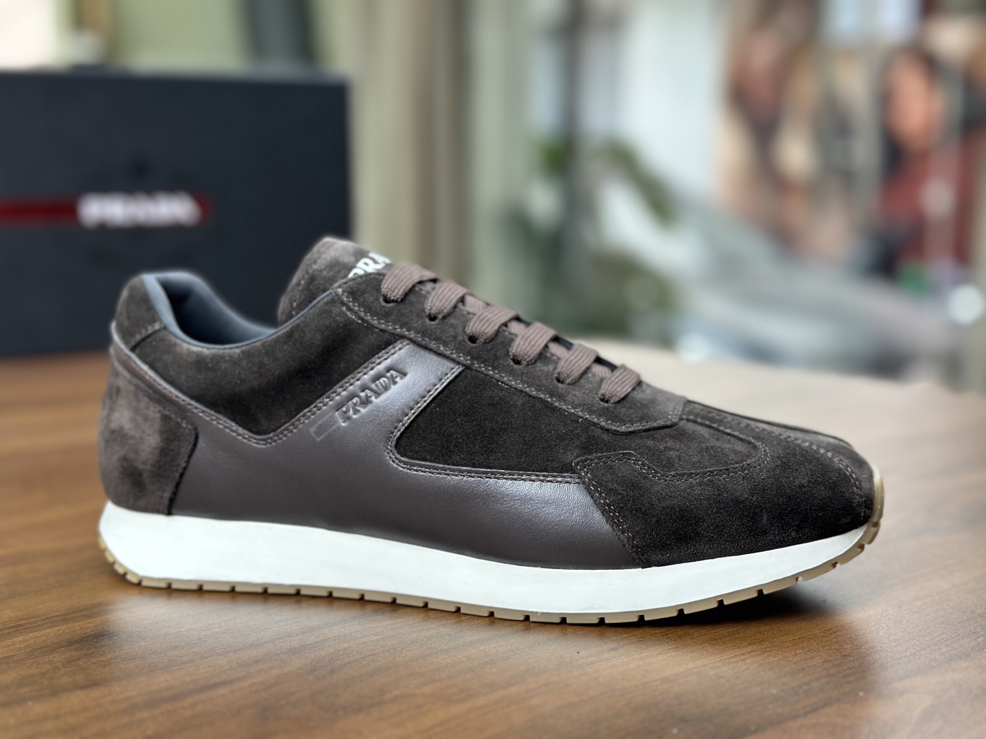 NO:278646,PRADA New Men's Suede Leather Sneakers This sneaker is made of suede cowhide leather. The enamel triangle logo on the side of the shoe exudes a new sporty vitality, attracting attention on the side of the shoe. The tongue is decorated with the Prada Milano silk screen printed logo, paired with a 4cm light notched edge rubber thick sole, full cowhide inner lining, silver-label cowhide foot pads, making the overall silhouette full of unique mix and match charm. With a full set of original packaging!  Size 39-40-41-42-43-44 Standard leather shoe size, prada, prada, sneakers, cowhide19860909PRADA普拉达 新款男士绒面皮革运动鞋 这款运动鞋采用绒面牛皮革打造,鞋侧涂珐琅三角形徽标焕发出新的运动活力,在鞋侧引人注目,鞋舌饰有Prada Milano丝网印花徽标,搭配4cm轻盈凹口沿条橡胶厚底,全牛皮内里,银标牛皮垫脚加持,使整体廓形充满独特的混搭魅力.配全套原包装！ 尺码39-40-41-42-43-44 标准皮鞋码,,prada,prada,sneakers,cowhide,Men's shoes