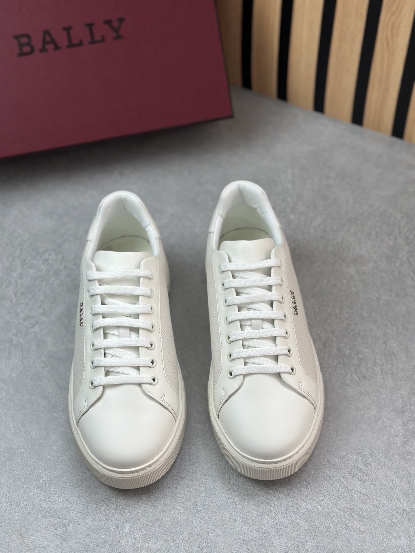 NO:281241,Bally/Bally men's shoes, earlier than the counter, the surface is embossed calfskin, inner tire cowhide   extraction insole, backpack brand letter logo, English logo design, non-depressing, the whole shoe is fully concave, the process is impeccable, the texture is soft and delicate, EVA lightweight rubber outer rubber paste TPU, striped slippery and anti-sole, the bottom is 3.5 cm thick, the foot is very light and comfortable, the authentic source!  Physical details differ from market currency!  The whole shoe is made from the factory!  Come and know the goods!  Size 39-40-41-42-43-44 leather shoe size, ballly, cowhide19860909巴利/Bally男鞋 早于专柜 面是压纹小牛皮 内里胎牛皮 抽取式鞋垫 后包品牌字母logo英文标志设计 不失单调 整只鞋子全凹边做法 工艺无可挑剔 质感柔软细腻 EVA轻质橡外胶贴TPU 条纹滑防底 底厚3.5厘米 上脚非常轻便舒适 正品货源！实物细节区别市场通货！整只鞋子都是原厂出来的！识货的来！ 尺码39-40-41-42-43-44皮鞋码,,bally,cowhide,Men's shoes