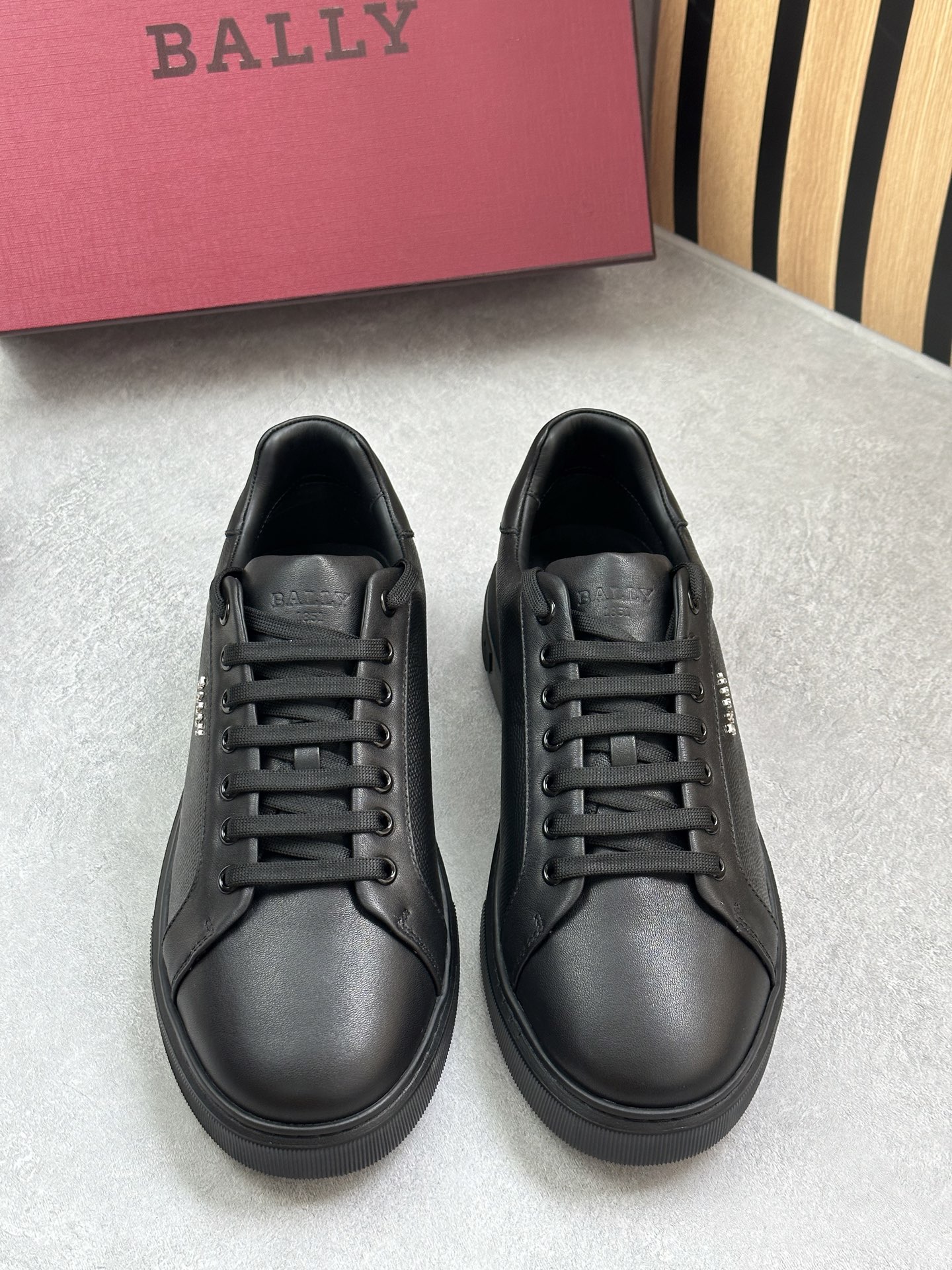 NO:281246,Bally/Bally men's shoes, earlier than the counter, the surface is embossed calfskin, inner tire cowhide   extraction insole, backpack brand letter logo, English logo design, non-depressing, the whole shoe is fully concave, the process is impeccable, the texture is soft and delicate, EVA lightweight rubber outer rubber paste TPU, striped slippery and anti-sole, the bottom is 3.5 cm thick, the foot is very light and comfortable, the authentic source!  Physical details differ from market currency!  The whole shoe is made from the factory!  Come and know the goods!  Size 39-40-41-42-43-44 leather shoe size, ballly, cowhide19860909巴利/Bally男鞋 早于专柜 面是压纹小牛皮 内里胎牛皮 抽取式鞋垫 后包品牌字母logo英文标志设计 不失单调 整只鞋子全凹边做法 工艺无可挑剔 质感柔软细腻 EVA轻质橡外胶贴TPU 条纹滑防底 底厚3.5厘米 上脚非常轻便舒适 正品货源！实物细节区别市场通货！整只鞋子都是原厂出来的！识货的来！ 尺码39-40-41-42-43-44皮鞋码,,bally,cowhide,Men's shoes