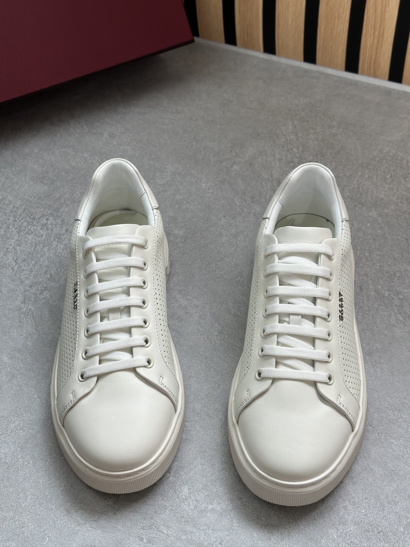 NO:281251,Bally/Bally men's shoes, earlier than the counter, with calfskin punched inner body cowhide   mesh cloth   extraction insole. Backpack brand letter logo English logo design, unabashed, monotonous, the whole shoe is fully concave edge method, impeccable craftsmanship, soft and delicate texture, EVA lightweight rubber outer rubber paste TPU striped slippers, anti-sole, 3.5 cm thick, very light and comfortable on the feet, genuine source!  Physical details differ from market currency!  The whole shoe is made from the factory!  Come and know the goods!  Size 39-40-41-42-43-44 leather shoe size, ballly, cowhide19860909巴利/Bally男鞋 早于专柜 面是小牛皮冲孔内里胎牛皮 网布 抽取式鞋垫 后包品牌字母logo英文标志设计 不失单调 整只鞋子全凹边做法 工艺无可挑剔 质感柔软细腻 EVA轻质橡外胶贴TPU 条纹滑防底 底厚3.5厘米 上脚非常轻便舒适 正品货源！实物细节区别市场通货！整只鞋子都是原厂出来的！识货的来！ 尺码39-40-41-42-43-44皮鞋码,,bally,cowhide,Men's shoes