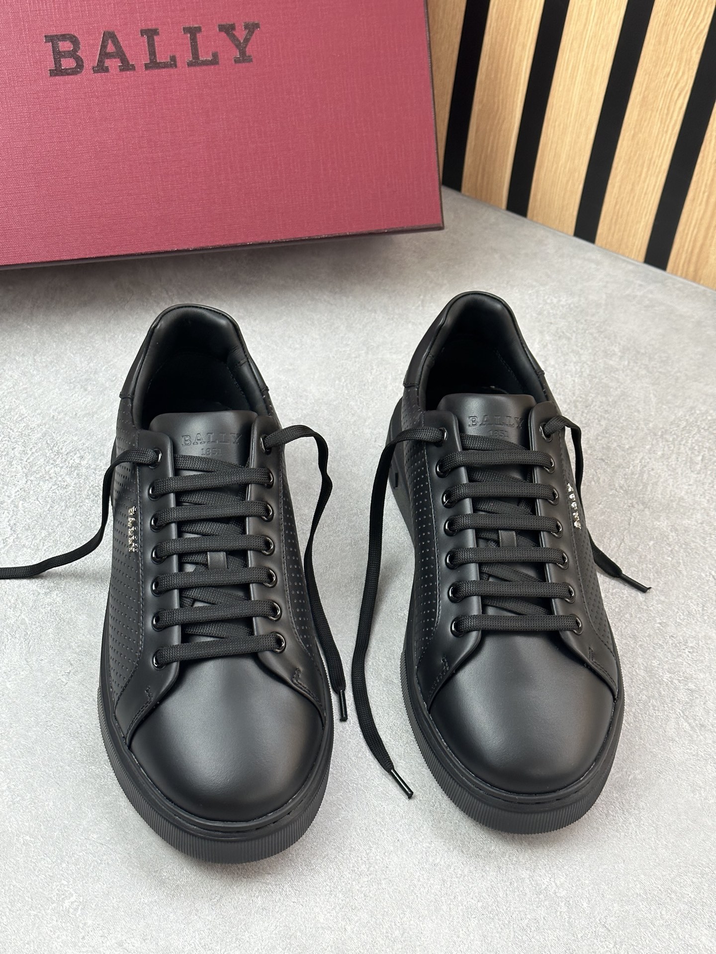 NO:281217,Bally/Bally men's shoes, earlier than the counter, with calfskin punched inner body cowhide   mesh cloth   extraction insole. Backpack brand letter logo English logo design, unabashed, monotonous, the whole shoe is fully concave edge method, impeccable craftsmanship, soft and delicate texture, EVA lightweight rubber outer rubber paste TPU striped slippers, anti-sole, 3.5 cm thick, very light and comfortable on the feet, genuine source!  Physical details differ from market currency!  The whole shoe is made from the factory!  Come and know the goods!  Size 39-40-41-42-43-44 leather shoe size, ballly, cowhide19860909巴利/Bally男鞋 早于专柜 面是小牛皮冲孔内里胎牛皮 网布 抽取式鞋垫 后包品牌字母logo英文标志设计 不失单调 整只鞋子全凹边做法 工艺无可挑剔 质感柔软细腻 EVA轻质橡外胶贴TPU 条纹滑防底 底厚3.5厘米 上脚非常轻便舒适 正品货源！实物细节区别市场通货！整只鞋子都是原厂出来的！识货的来！ 尺码39-40-41-42-43-44皮鞋码,,bally,cowhide,Men's shoes