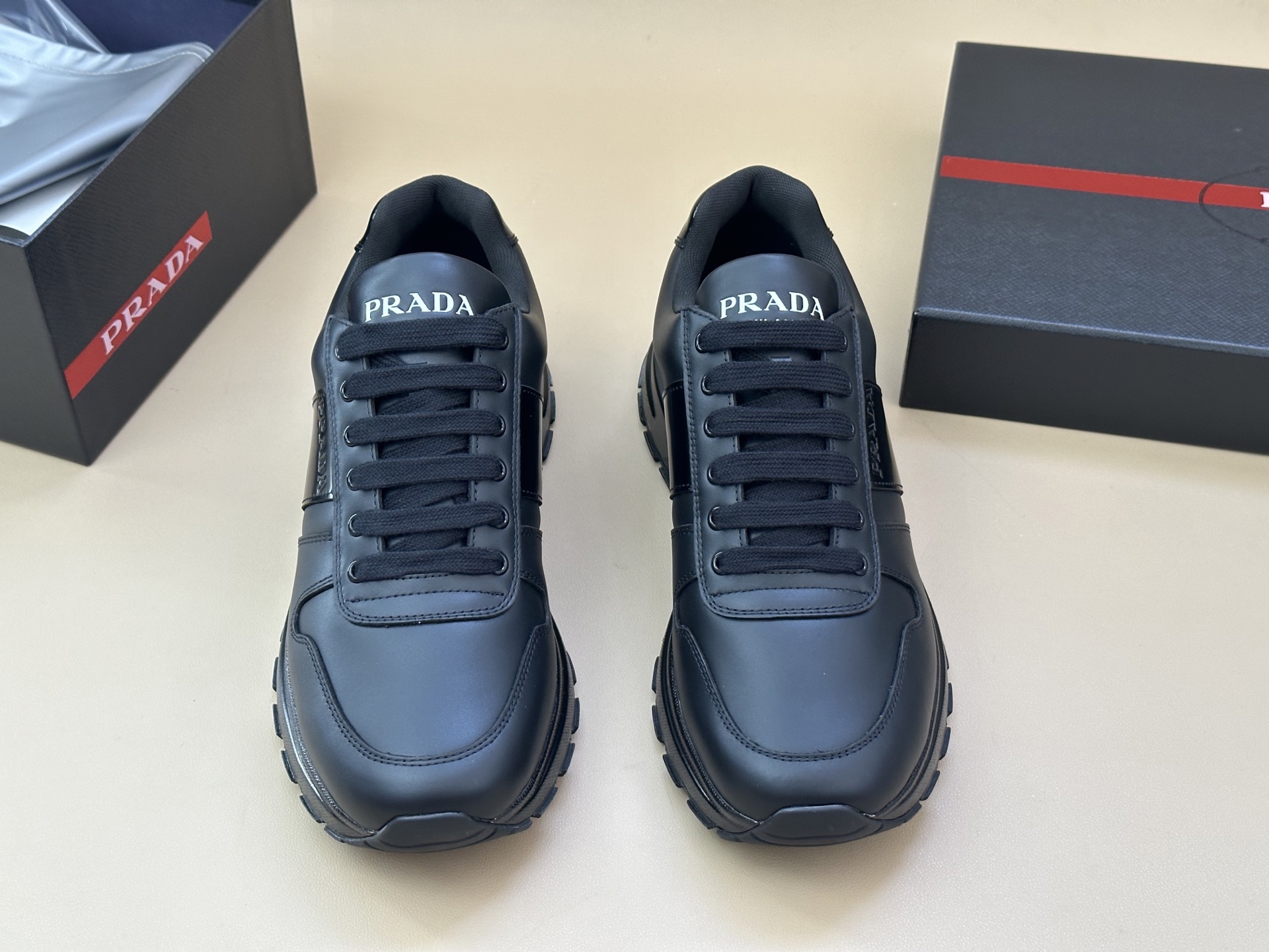 NO:345117,RADA/Prada New fabric leather sports and casual shoes This sneaker uses a shiny open-edged bead spliced ​​calf leather surface, which is simple and versatile, comfortable and breathable, and is paired with an anti-slip shock-absorbing patterned lightweight outsole. The sole heel is decorated with an exclusive logo, the side is decorated with a rada embossed letter brand logo, and the tongue is decorated with a brand logo logo, showing the brand style. The fabric cotton lining is equipped with a standard cowhide logo foot pad, which is light and comfortable to look at!  With original box packaging dust bag!  Multi-color options!  Number of sizes 39-40-41-42-43-44 Leather shoes are available for a long time, prada, prada, sneakers, cowhide19860909RADA/普拉达 新款织物皮革运动休闲鞋 这款运动鞋采用亮面开边珠拼接小牛皮面,简约百搭,舒适透气,搭配防滑减震花纹轻质大底,鞋底后跟饰有专属logo,侧面饰有rada压纹字母品牌徽标,鞋舌饰有品牌logo标识,尽显品牌格调.织物棉内里,标配牛皮logo垫脚,上脚轻便舒适耐看！配原盒包装防尘袋！ 多色可选！ 码数39-40-41-42-43-44 皮鞋码长期有货,,prada,prada,sneakers,cowhide,Men's shoes