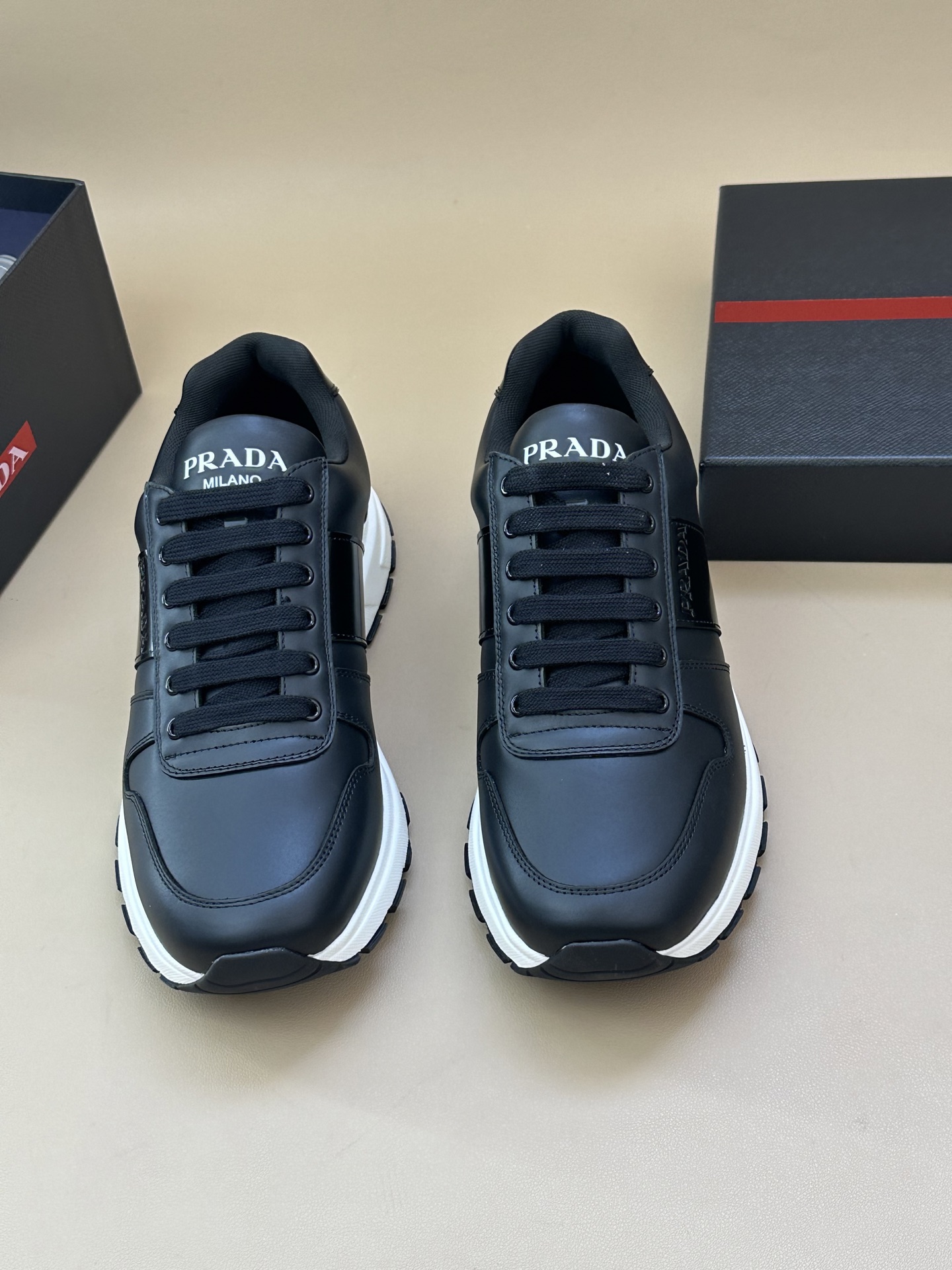 NO:345141,RADA/Prada New fabric leather sports and casual shoes This sneaker uses a shiny open-edged bead spliced ​​calf leather surface, which is simple and versatile, comfortable and breathable, and is paired with an anti-slip shock-absorbing patterned lightweight outsole. The sole heel is decorated with an exclusive logo, the side is decorated with a rada embossed letter brand logo, and the tongue is decorated with a brand logo logo, showing the brand style. The fabric cotton lining is equipped with a standard cowhide logo foot pad, which is light and comfortable to look at!  With original box packaging dust bag!  Multi-color options!  Number of sizes 39-40-41-42-43-44 Leather shoes are available for a long time, prada, prada, sneakers, cowhide19860909RADA/普拉达 新款织物皮革运动休闲鞋 这款运动鞋采用亮面开边珠拼接小牛皮面,简约百搭,舒适透气,搭配防滑减震花纹轻质大底,鞋底后跟饰有专属logo,侧面饰有rada压纹字母品牌徽标,鞋舌饰有品牌logo标识,尽显品牌格调.织物棉内里,标配牛皮logo垫脚,上脚轻便舒适耐看！配原盒包装防尘袋！ 多色可选！码数39-40-41-42-43-44 皮鞋码长期有货,,prada,prada,sneakers,cowhide,Men's shoes