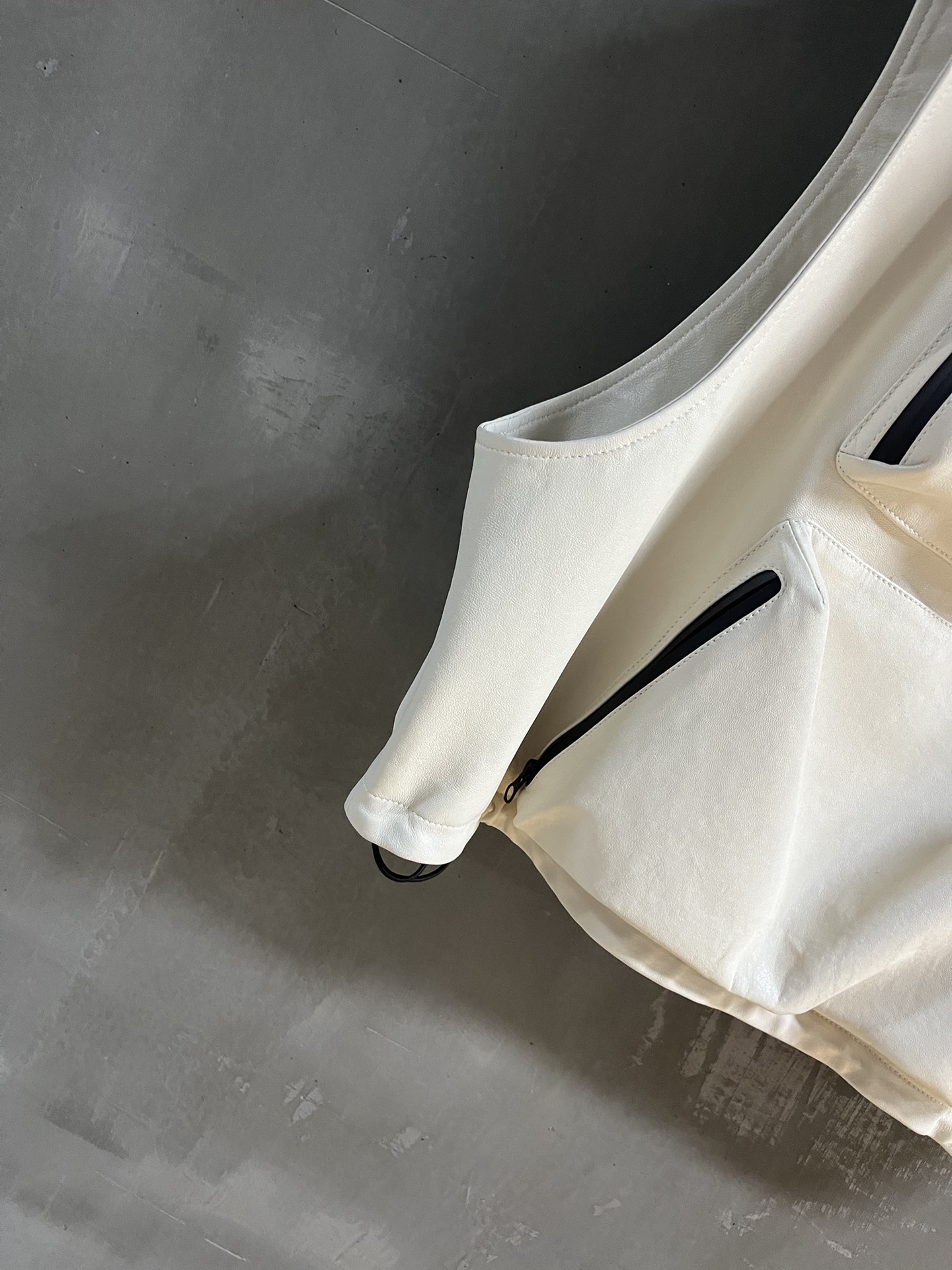 Balenciaga Profile 2024: Waterproof Leather Jacket with Zipper, Imported Sheep Skin. - 图片 4