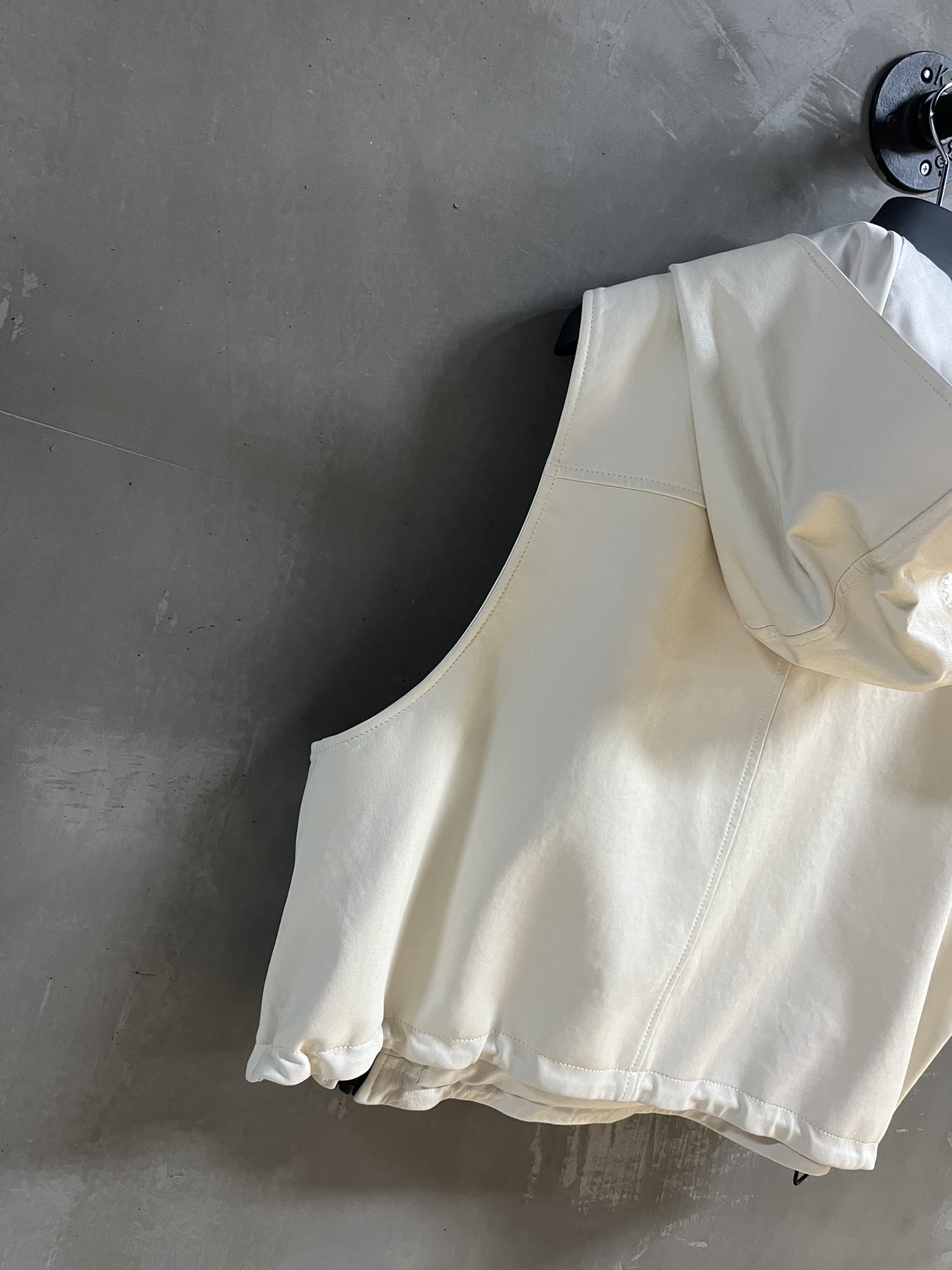 Balenciaga Profile 2024: Waterproof Leather Jacket with Zipper, Imported Sheep Skin. - 图片 8