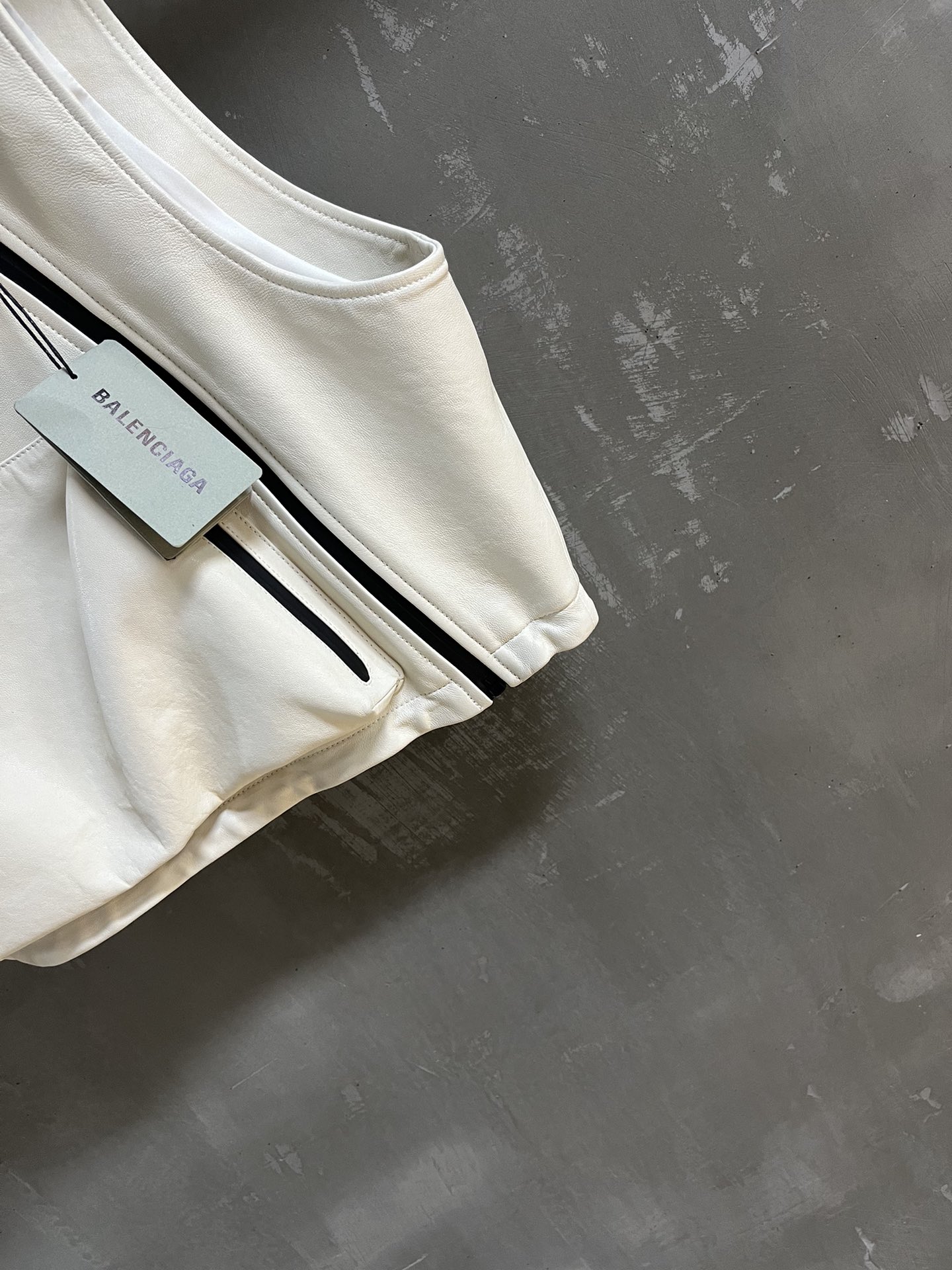 Balenciaga Profile 2024: Waterproof Leather Jacket with Zipper, Imported Sheep Skin. - 图片 5