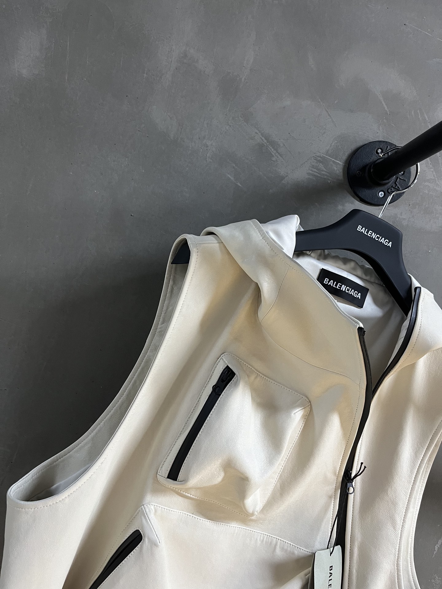 Balenciaga Profile 2024: Waterproof Leather Jacket with Zipper, Imported Sheep Skin. - 图片 2