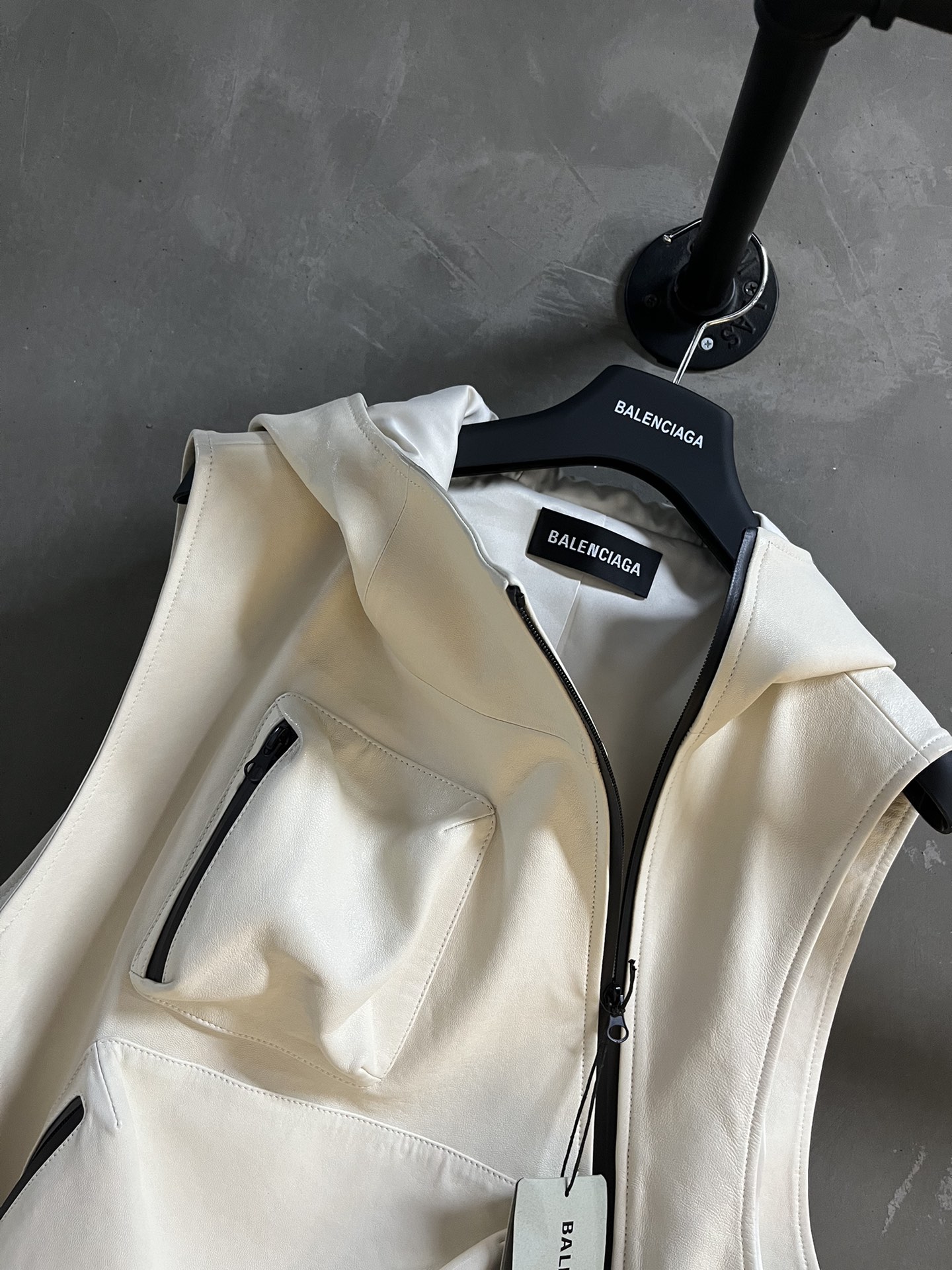 Balenciaga Profile 2024: Waterproof Leather Jacket with Zipper, Imported Sheep Skin. - 图片 6