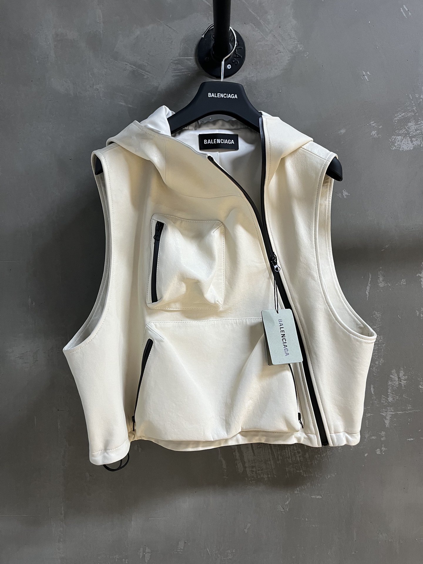 Balenciaga Profile 2024: Waterproof Leather Jacket with Zipper, Imported Sheep Skin. - 图片 1