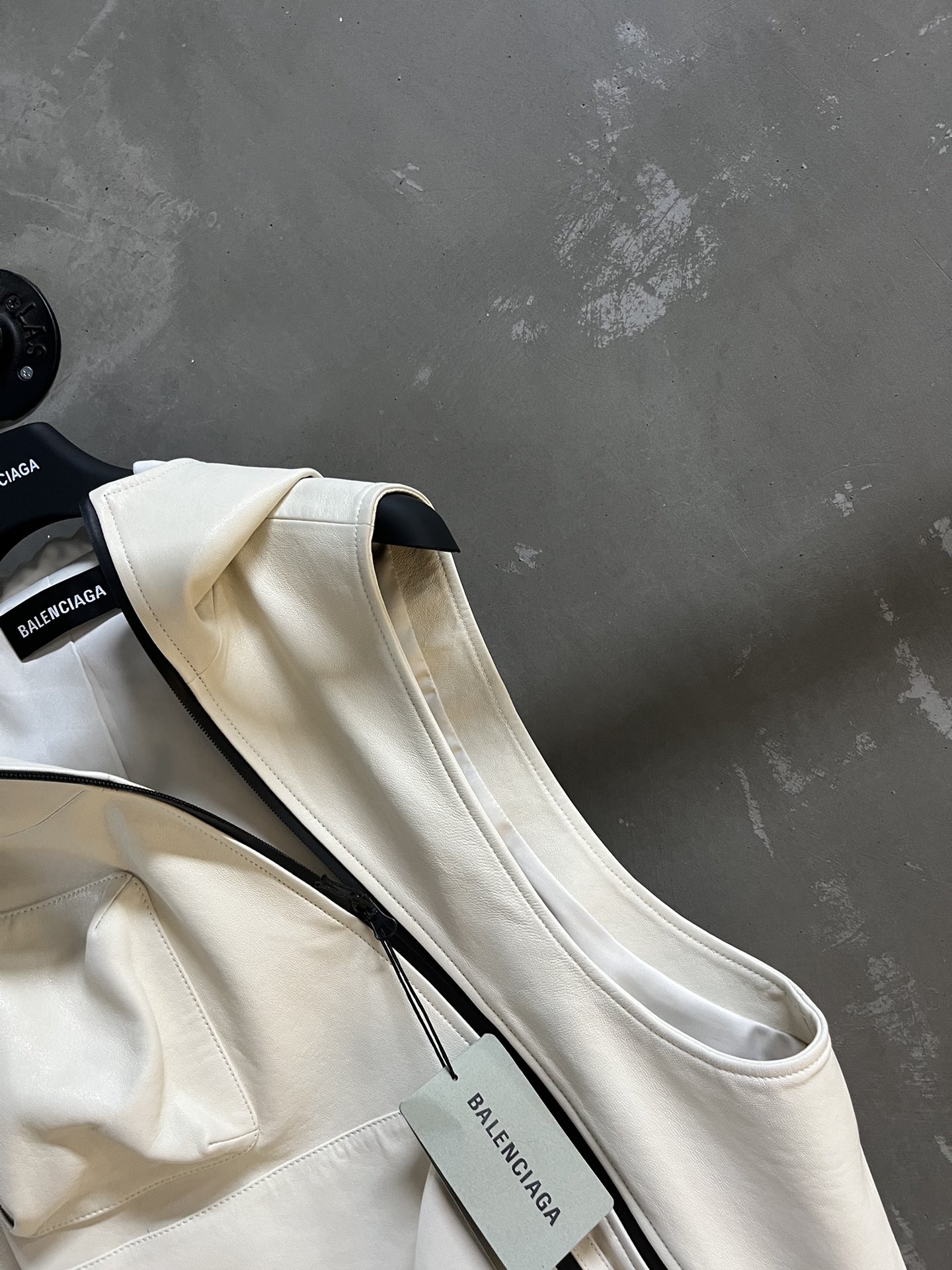 Balenciaga Profile 2024: Waterproof Leather Jacket with Zipper, Imported Sheep Skin. - 图片 3