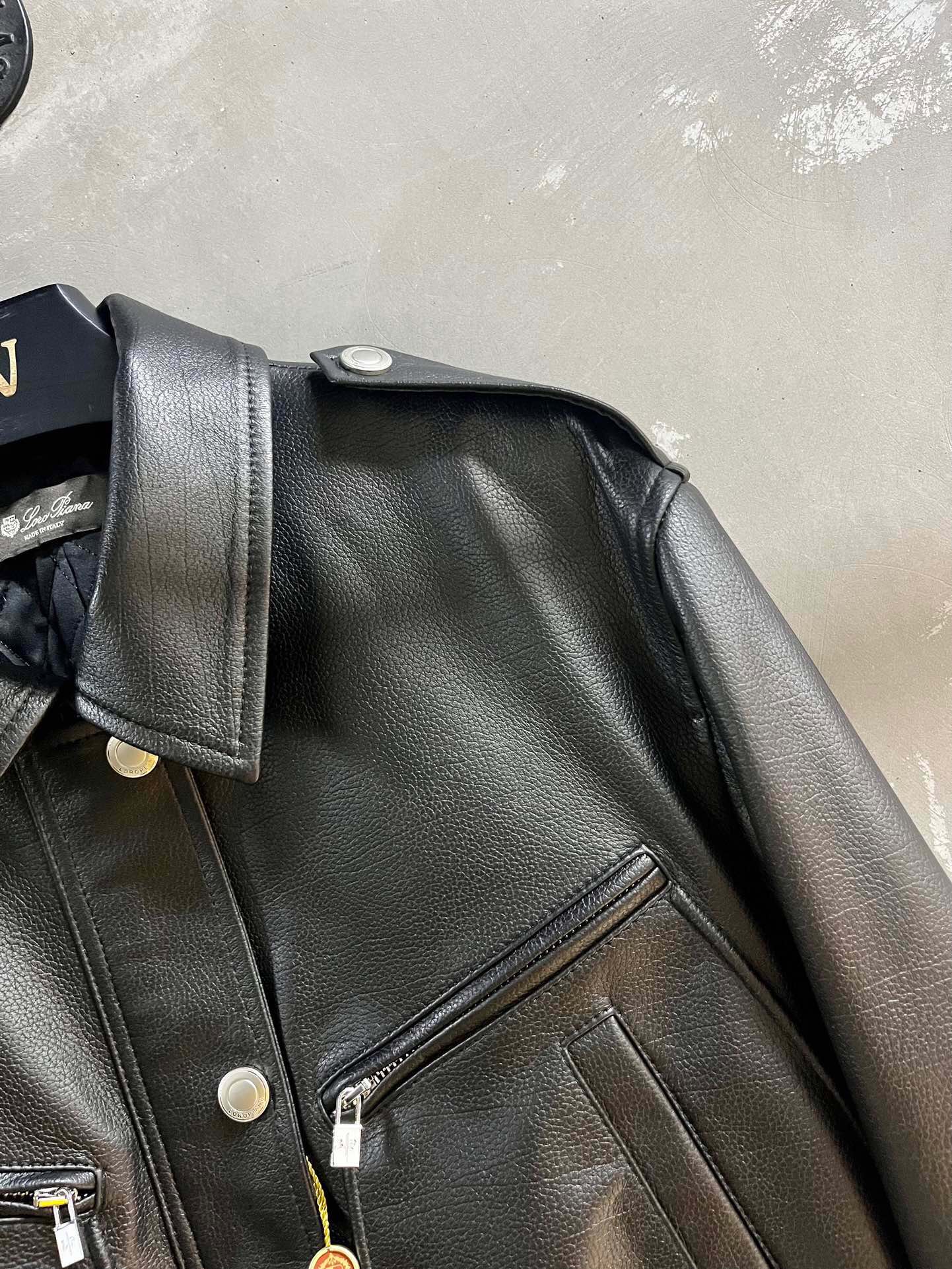 Stylish Imported Lamb Leather Female Suit in One-Size-Fits-All Packaging with Hardware. - 图片 3