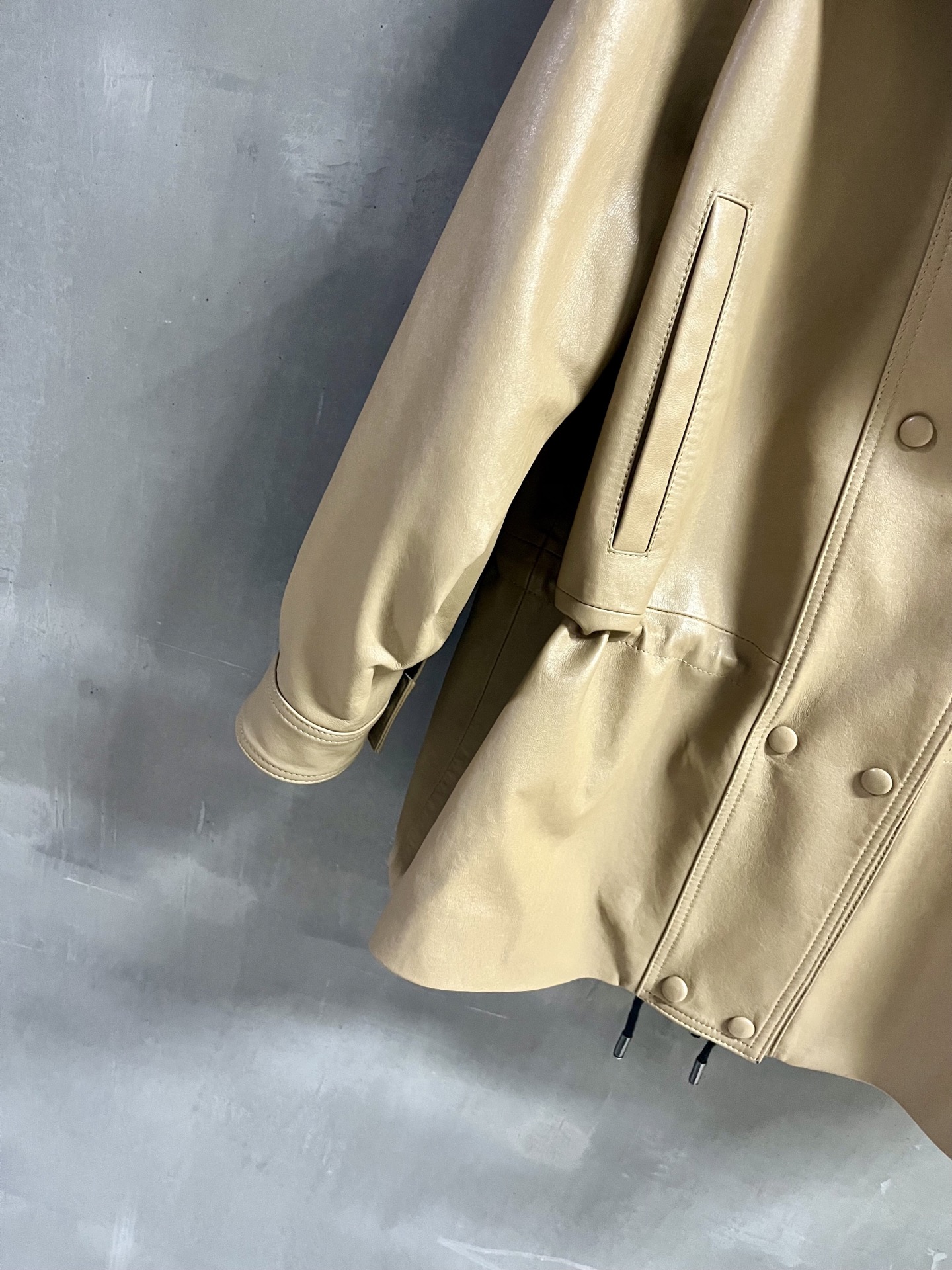 2025 Spring Suit: Original, Stylish Balenci*ga Dust Bag Leather Material, S-L Size. - 图片 2