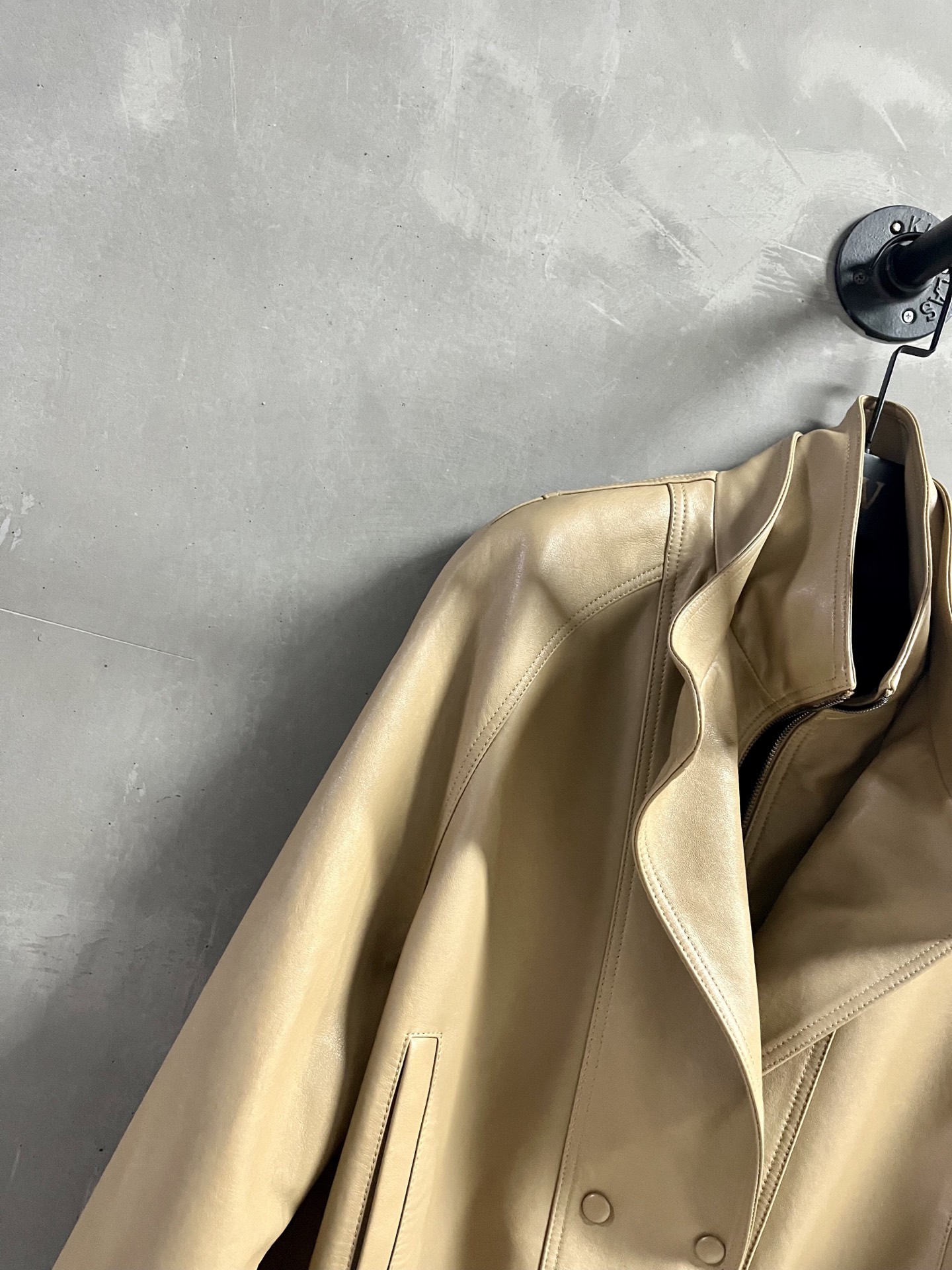 2025 Spring Suit: Original, Stylish Balenci*ga Dust Bag Leather Material, S-L Size. - 图片 5