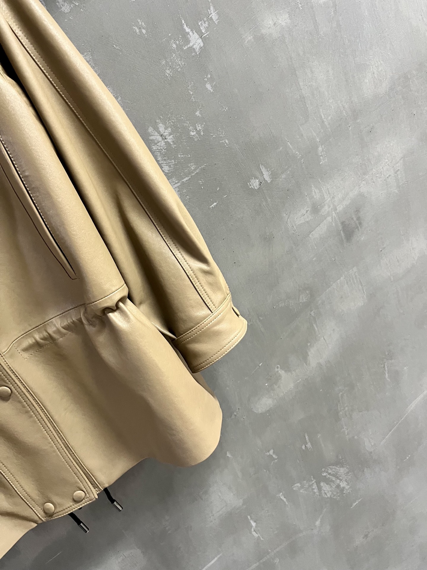 2025 Spring Suit: Original, Stylish Balenci*ga Dust Bag Leather Material, S-L Size. - 图片 3