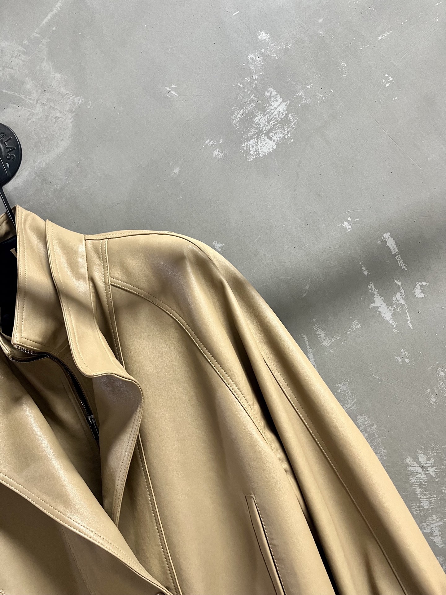 2025 Spring Suit: Original, Stylish Balenci*ga Dust Bag Leather Material, S-L Size. - 图片 4
