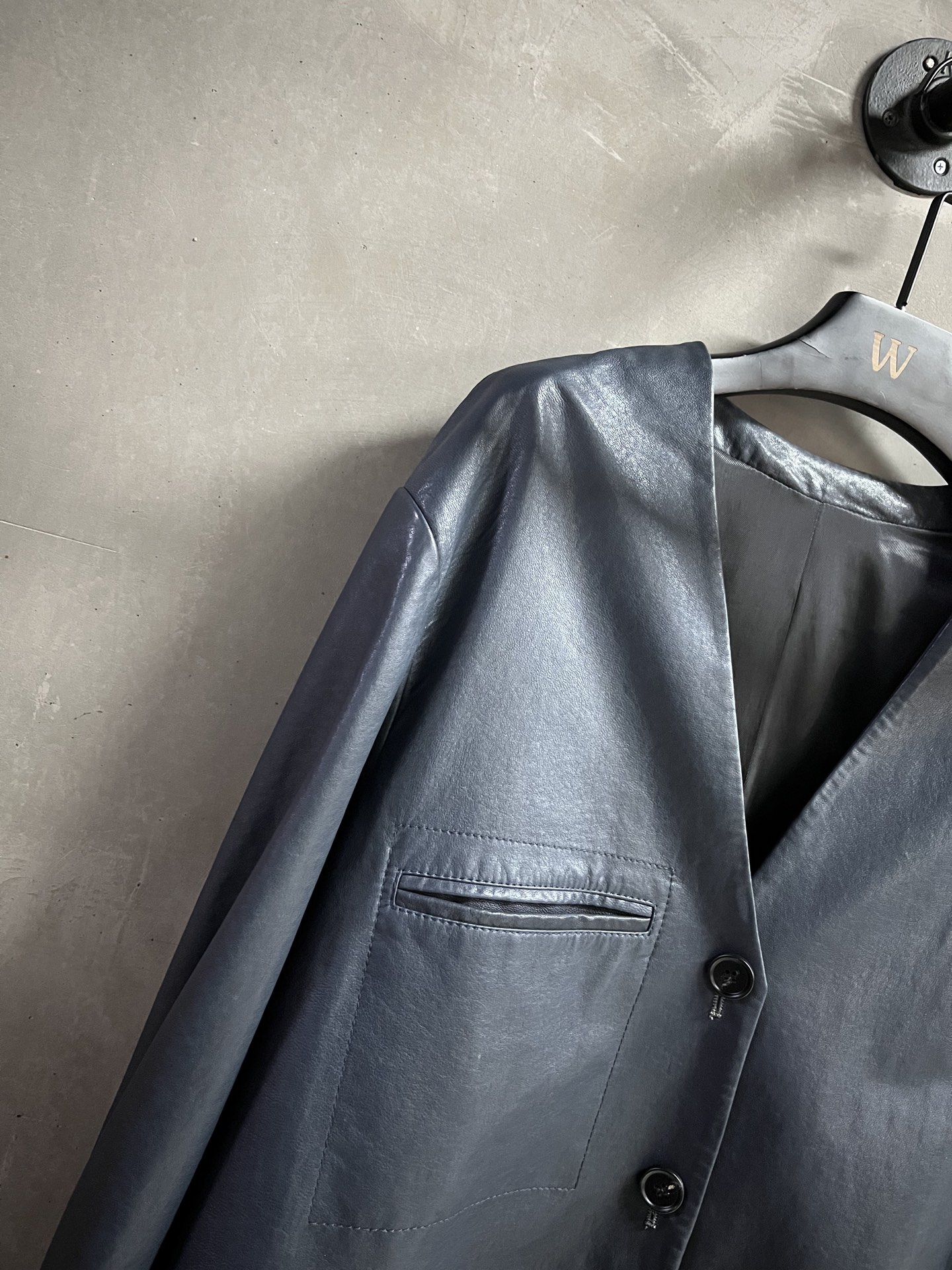 “Stylish One-Size-Fits-All Female Outfit: P2645 Balenci*ga Leather Spring Suit 2025” - 图片 3