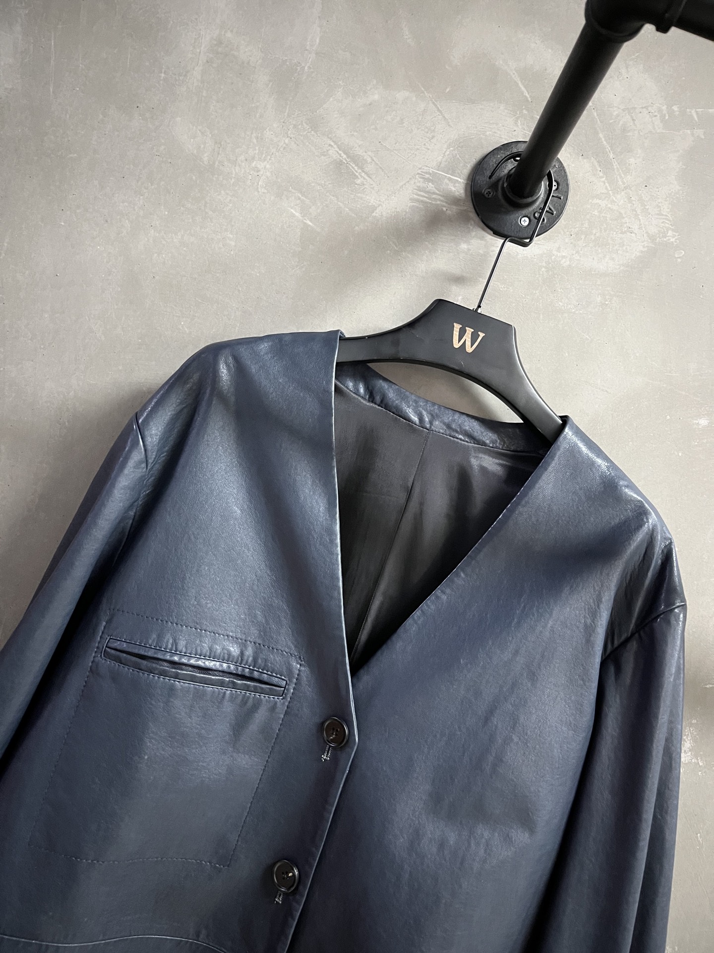 “Stylish One-Size-Fits-All Female Outfit: P2645 Balenci*ga Leather Spring Suit 2025” - 图片 5