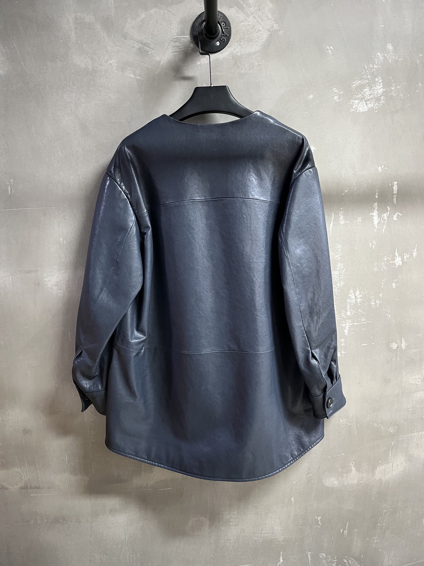 “Stylish One-Size-Fits-All Female Outfit: P2645 Balenci*ga Leather Spring Suit 2025” - 图片 9