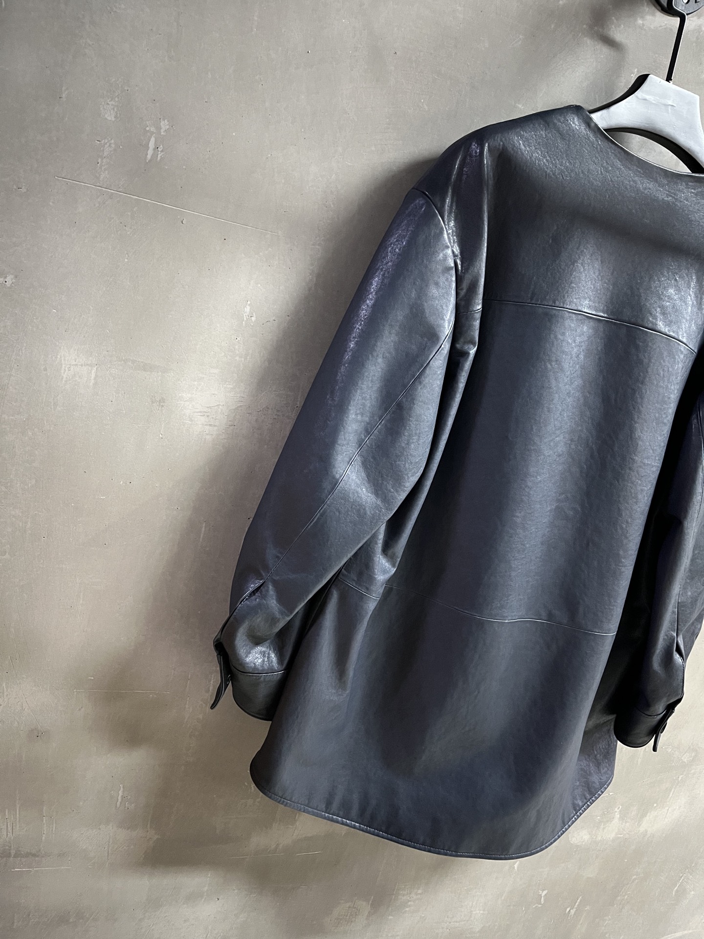 “Stylish One-Size-Fits-All Female Outfit: P2645 Balenci*ga Leather Spring Suit 2025” - 图片 8