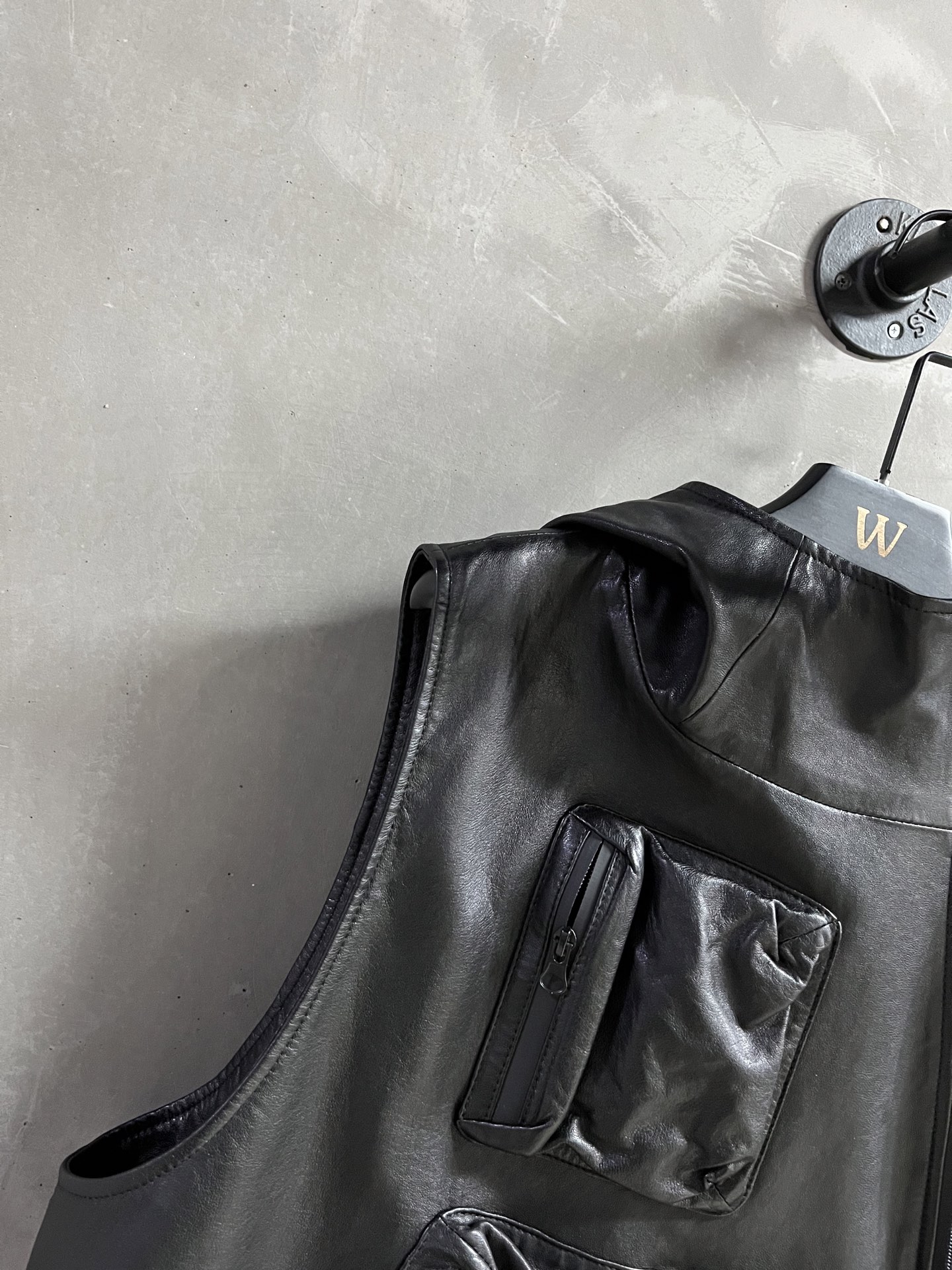 “Balenci*ga P2024 Female Suit: Leather, Water-Proof, One-Size-Fits-All with Dust-Proof Bag” - 图片 2