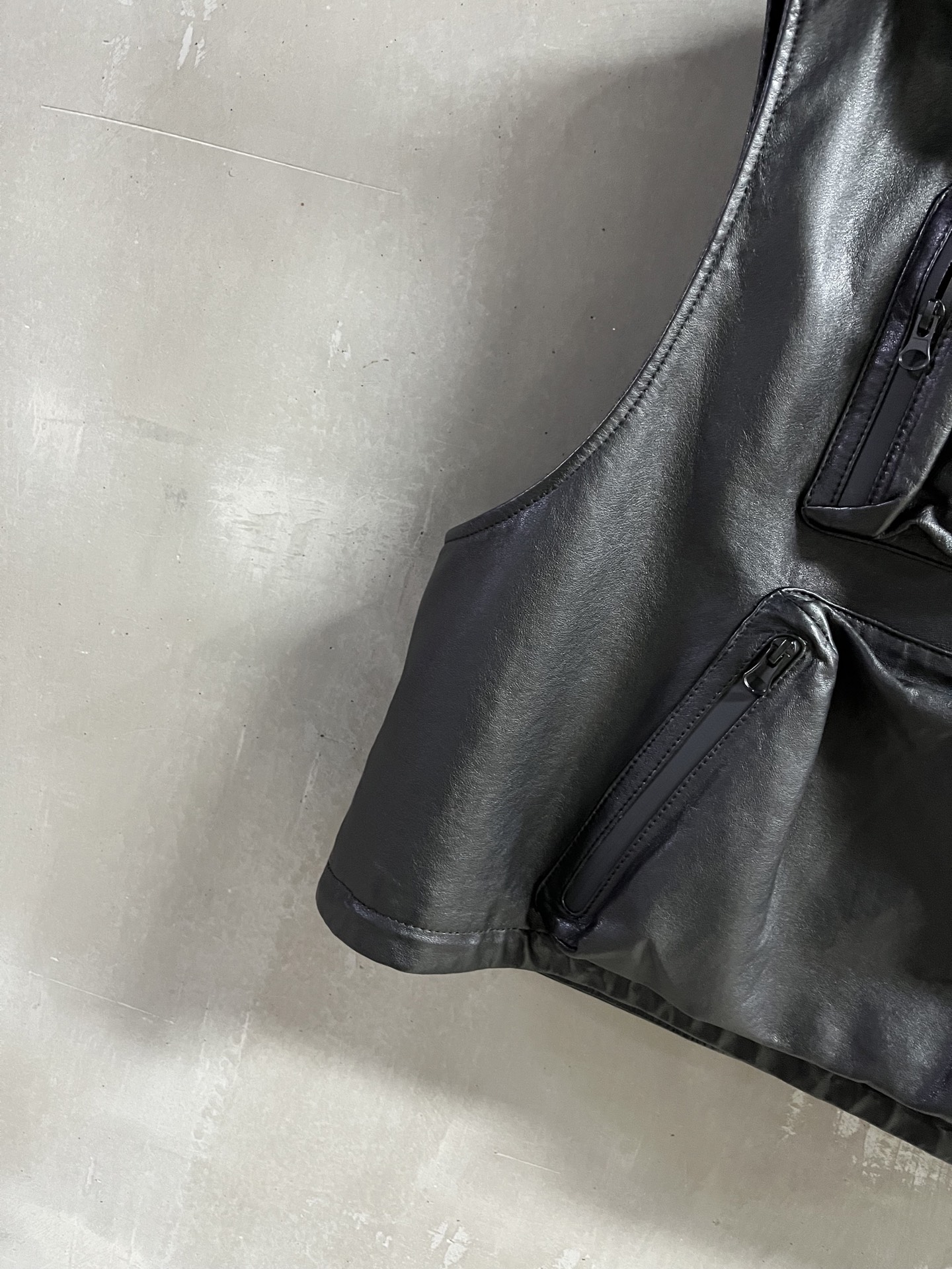 “Balenci*ga P2024 Female Suit: Leather, Water-Proof, One-Size-Fits-All with Dust-Proof Bag” - 图片 3