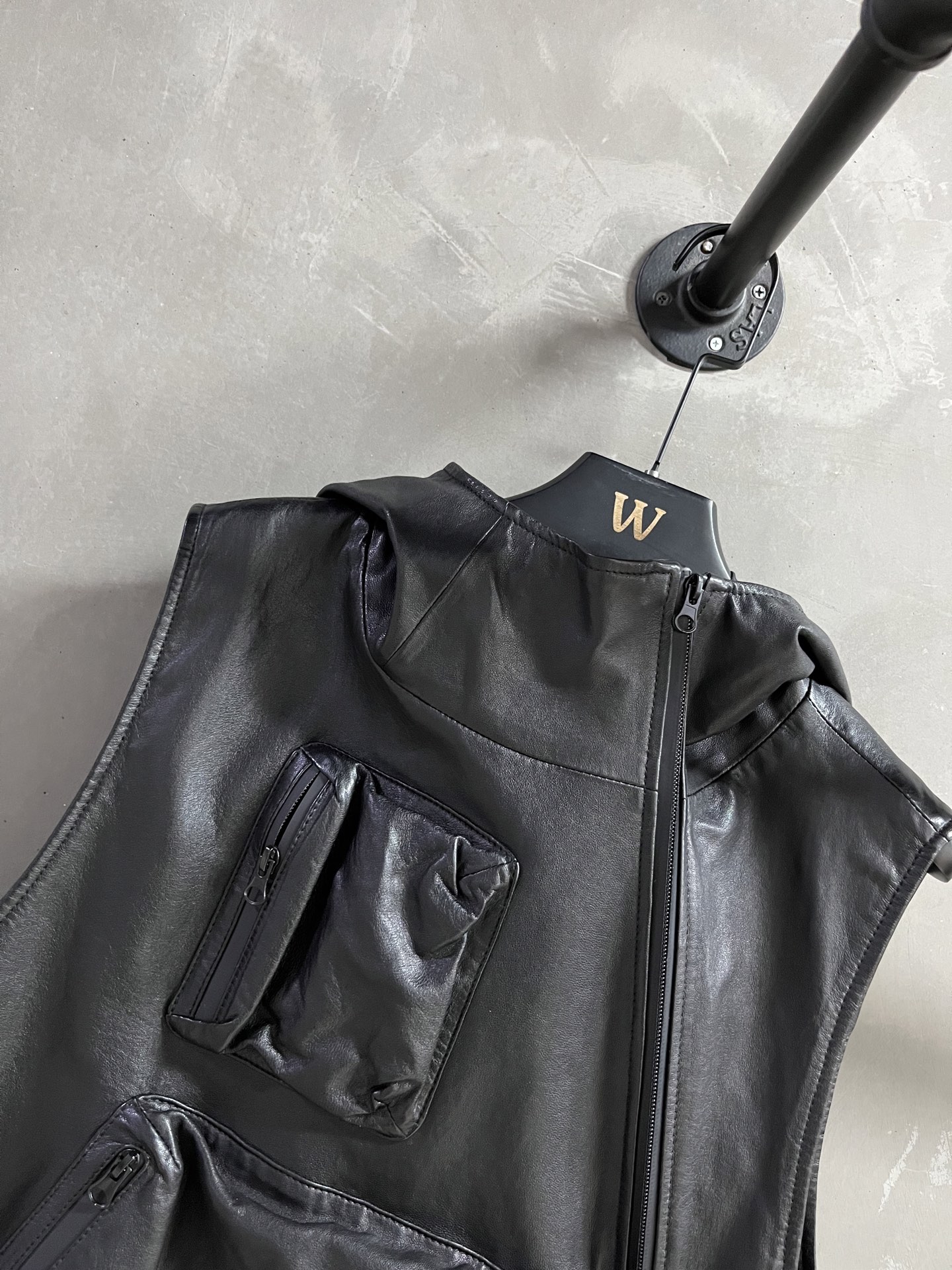 “Balenci*ga P2024 Female Suit: Leather, Water-Proof, One-Size-Fits-All with Dust-Proof Bag” - 图片 5