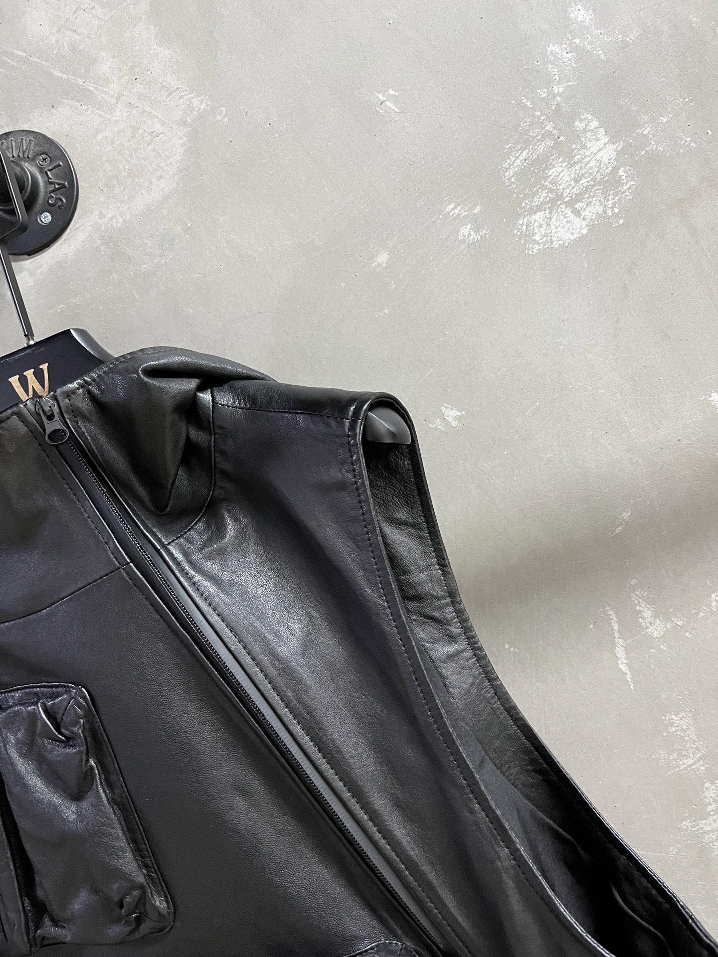 “Balenci*ga P2024 Female Suit: Leather, Water-Proof, One-Size-Fits-All with Dust-Proof Bag” - 图片 4