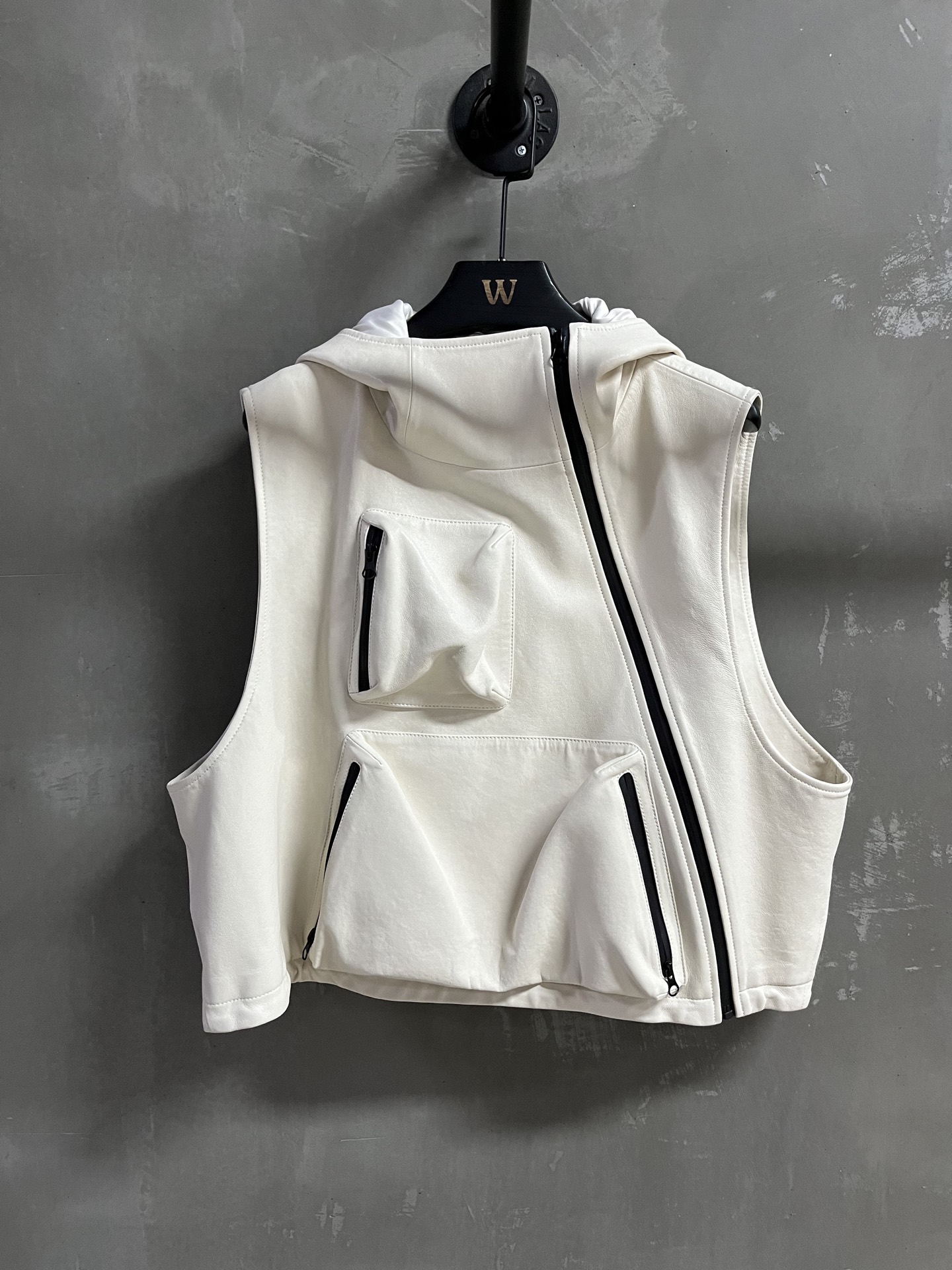 Fashionable One-Size-Fits-All Leather Outfit with Water-Proof Zipper and Dust-Proof Bag