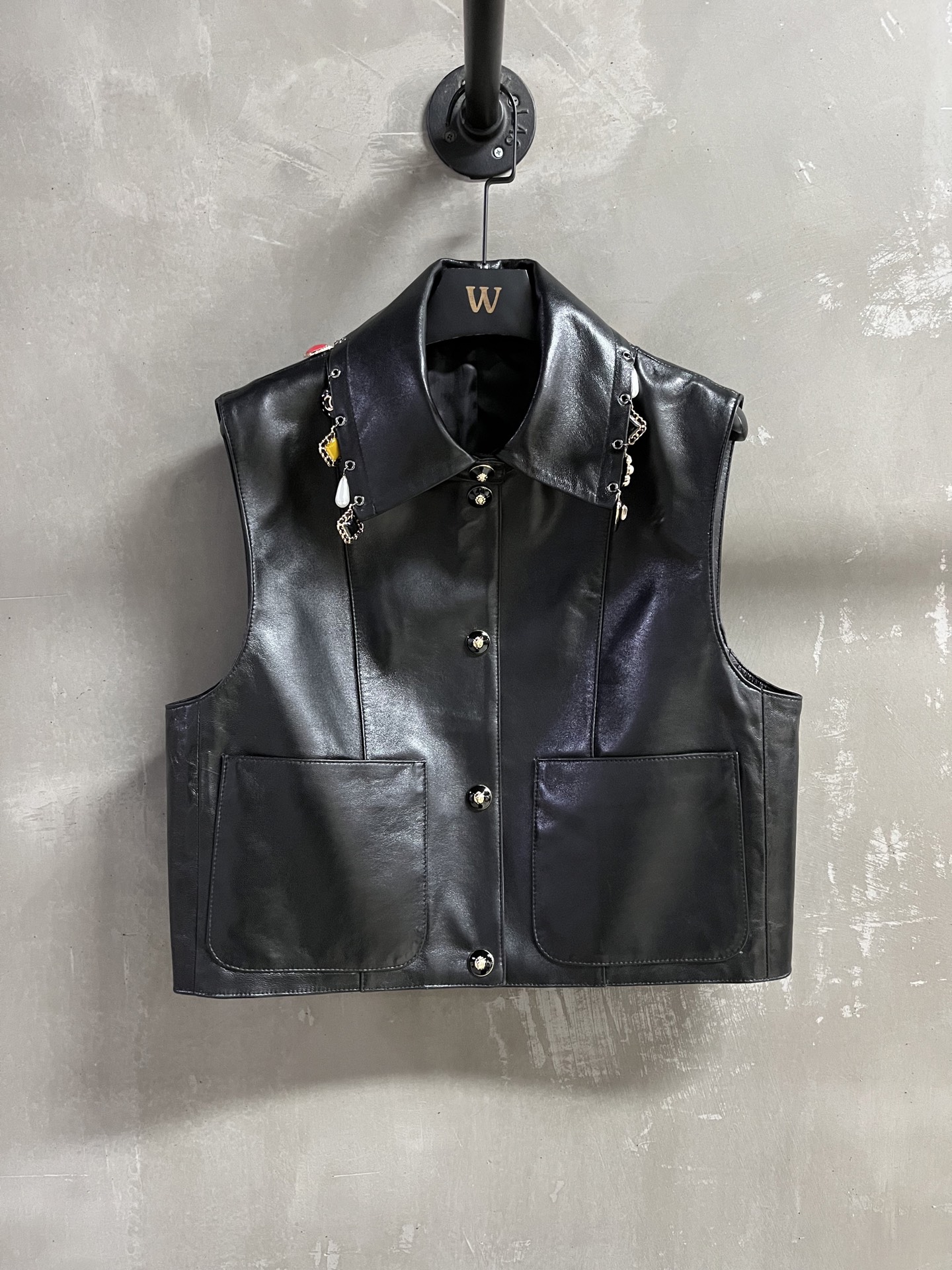 NO:330496,Original single ruthless women's clothing with dust bag Chan*l introduction | 2025 spring clothing new product The best vest item of this quarter!  Classic Chanel design, the style is not picky and versatile and fashionable!  The neatly cut and exquisite pendant makes the leather jacket no longer monotonous. Custom camellia lining!  - MATERIAL Material - Imported Aurora lambskin size S- XL M size bust 96 Clothes length 46 Shoulder width 40, chanel, chanel, leather jacket, sheepskin, alexander wang19860909原单狠货女装 配防尘袋Chan*l简介｜2025春装新品 本季度最佳马甲单品！经典香奈儿设计 版型不挑人百搭又时髦！利落裁剪的同时穿插精美绝伦吊坠让皮衣不再单调 定制山茶花里衬！ - MATERIAL 材质 - 皮面进口极光小羊皮 size Ｓ- XL M码胸围96 衣长46 肩宽40,,chanel,chanel,leather jacket,sheepskin,alexander wang,Women's clothing