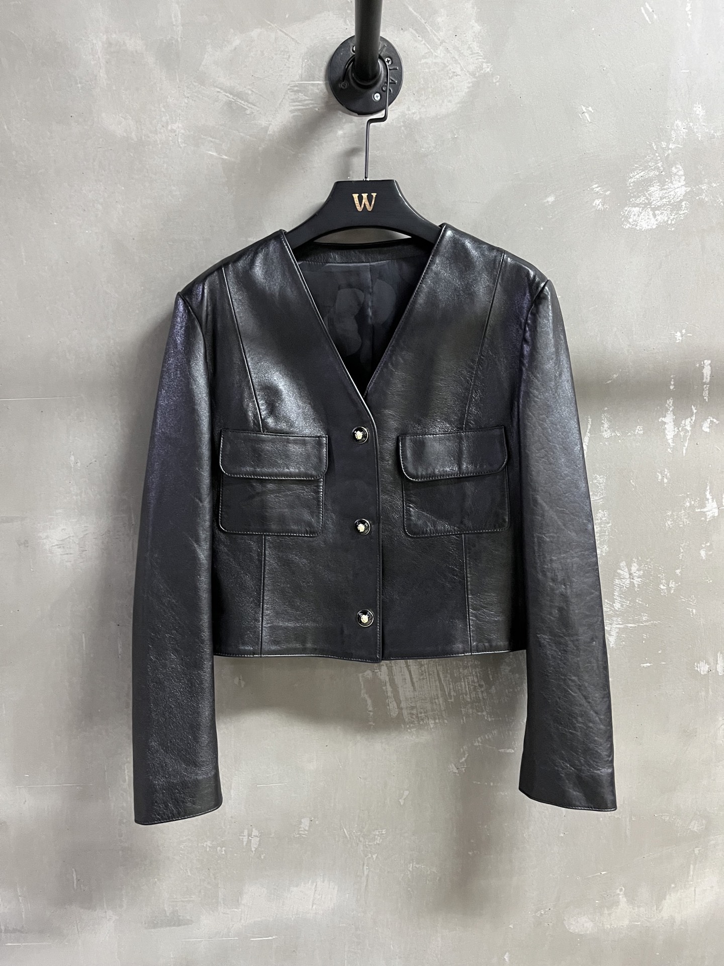 NO:330493,Original single ruthless women's clothing with dust bag Chan*l introduction | 2025 spring clothing new product The best jacket item of this quarter!  Classic Chanel design, the style is not picky and versatile and fashionable!  The neat cut and exquisite buttons make the leather jacket no longer monotonous. Custom camellia lining!  - MATERIAL Material - Imported Aurora lambskin size S- XL M size bust 98 Clothes length 50 Shoulder width 44 Sleeve length 59, chanel,chanel,jackets & coats,leather jacket,sheepskin,alexander wang19860909原单狠货女装 配防尘袋Chan*l简介｜2025春装新品 本季度最佳外套单品！经典香奈儿设计 版型不挑人百搭又时髦！利落裁剪的同时穿插精美绝伦扣子让皮衣不再单调 定制山茶花里衬！ - MATERIAL 材质 - 皮面进口极光小羊皮 size Ｓ- XL M码胸围98 衣长50 肩宽44 袖长59,,chanel,chanel,jackets & coats,leather jacket,sheepskin,alexander wang,Women's clothing